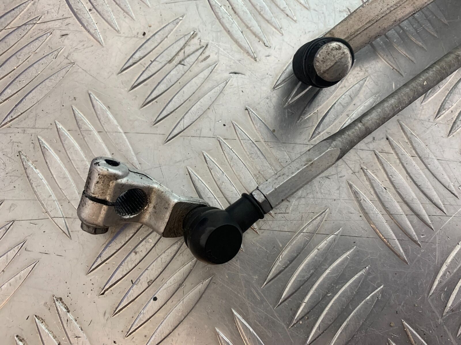 KAWASAKI ZX6R ZX6 J FRONT LEFT HANGER   YEAR 2000 (CMB1129)