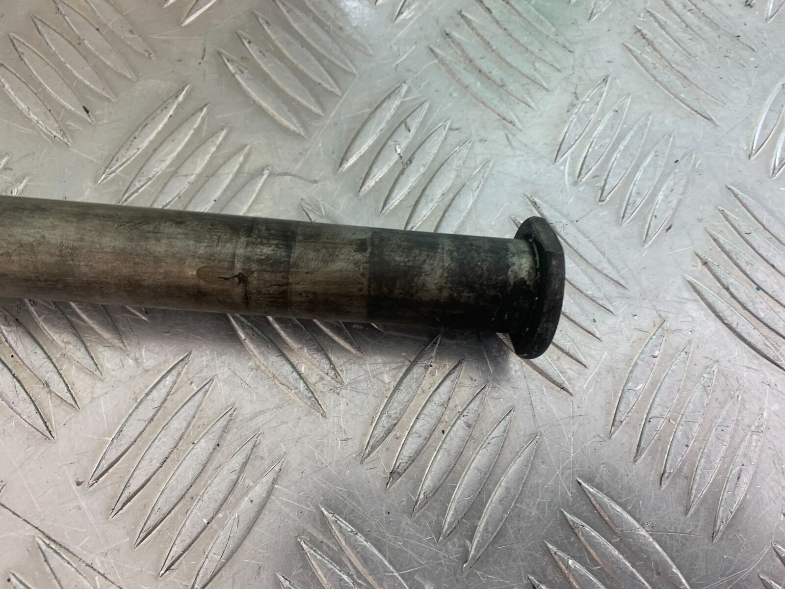KAWASAKI ZX6R ZX6 J REAR WHEEL SPINDLE  YEAR 2000 (CMB1129)