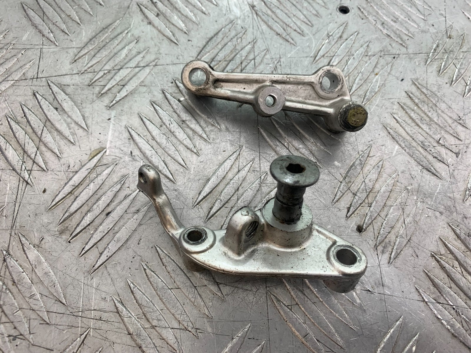 APRILIA RSV1000 R FACTORY MILLE LEFT & RIGHT FRAME MOUNTS   2004-09 (CMB1203)