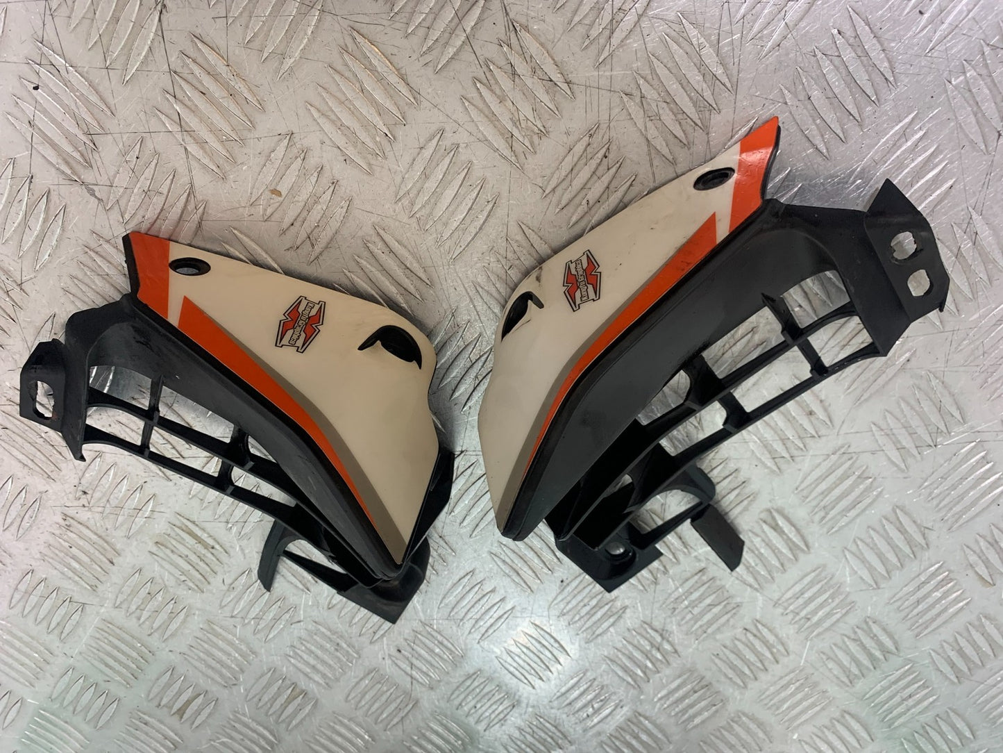 KTM DUKE 125 LEFT AND RIGHT RADIATOR COVERS   YEAR 2017-2022 (CMB1222)