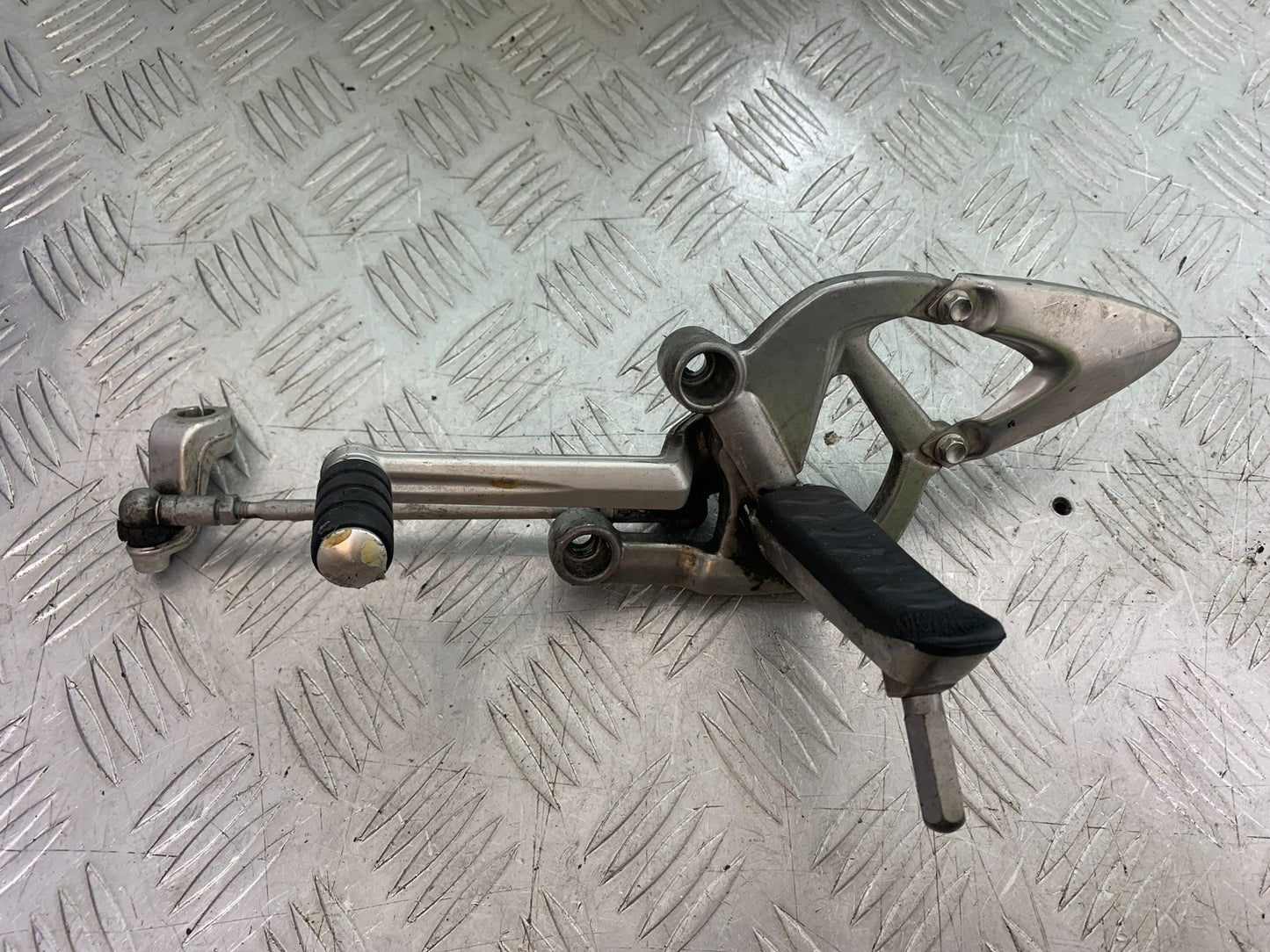 TRIUMPH 1050 SPRINT GT FRONT LEFT HANGER & GEAR LEVER  YEAR 2010-2016 (CMB1250)