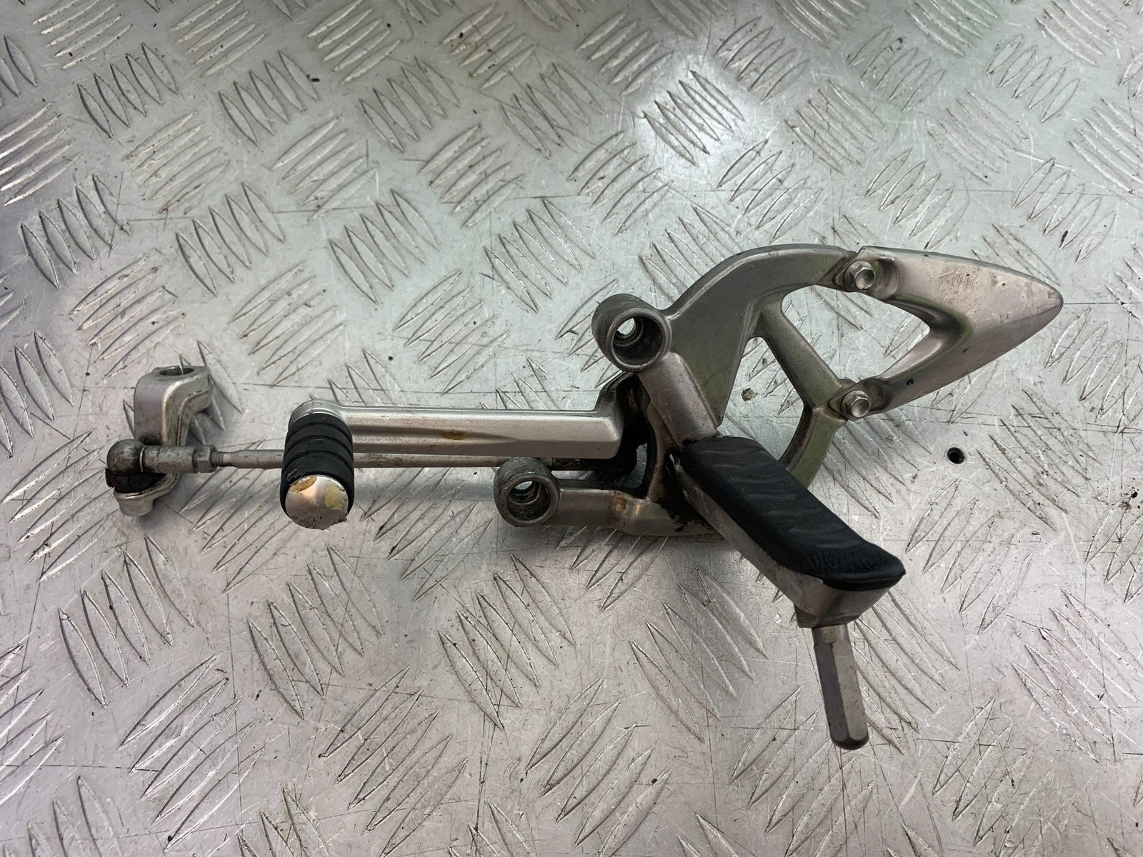 TRIUMPH 1050 SPRINT GT FRONT LEFT HANGER & GEAR LEVER  YEAR 2010-2016 (CMB1250)