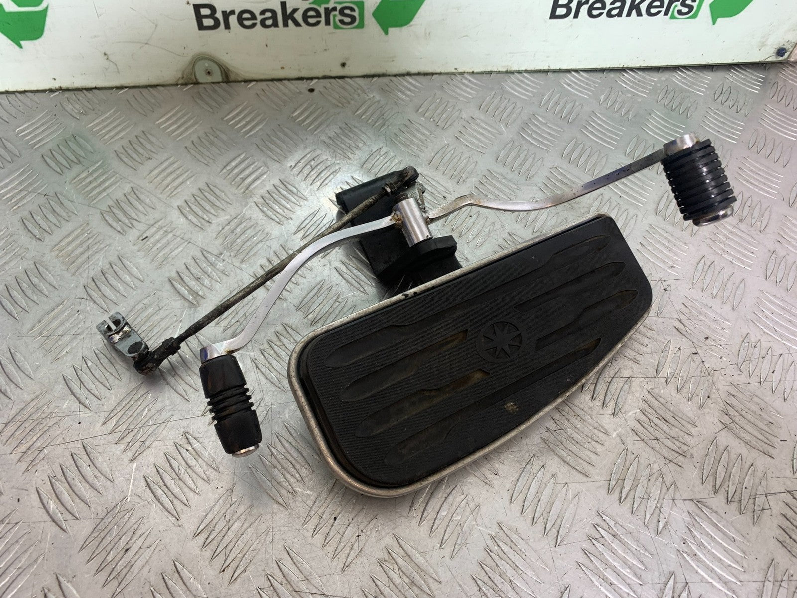 YAMAHA XVS 1300 MIDNIGHT STAR LEFT FOOTBOARD   YEAR 2007-16 (CMB1200)