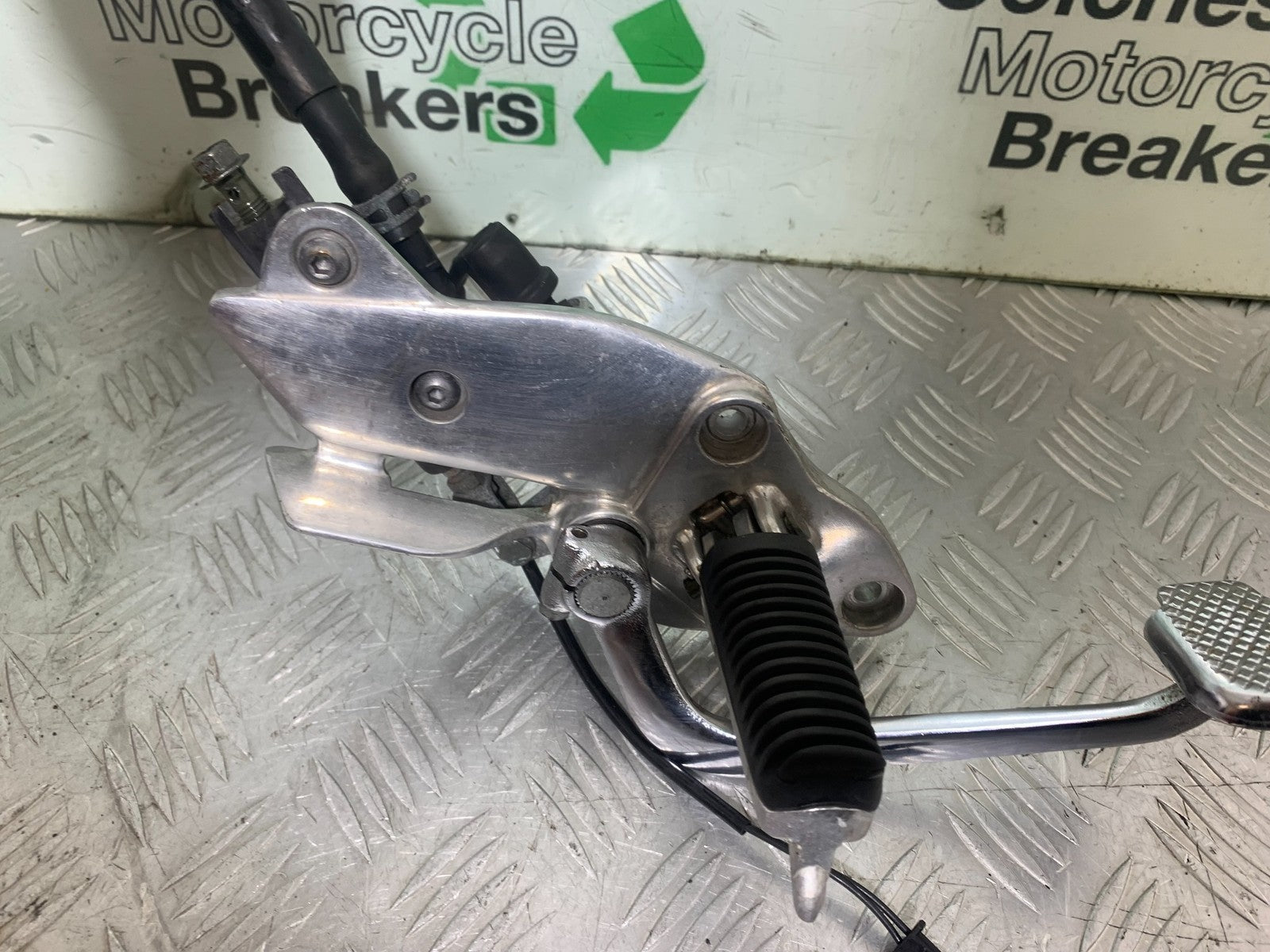 YAMAHA XJ900 XJ 900 DIVERSION FRONT RIGHT HANGER AND PEG YEAR 1994-2002(CMB1292)