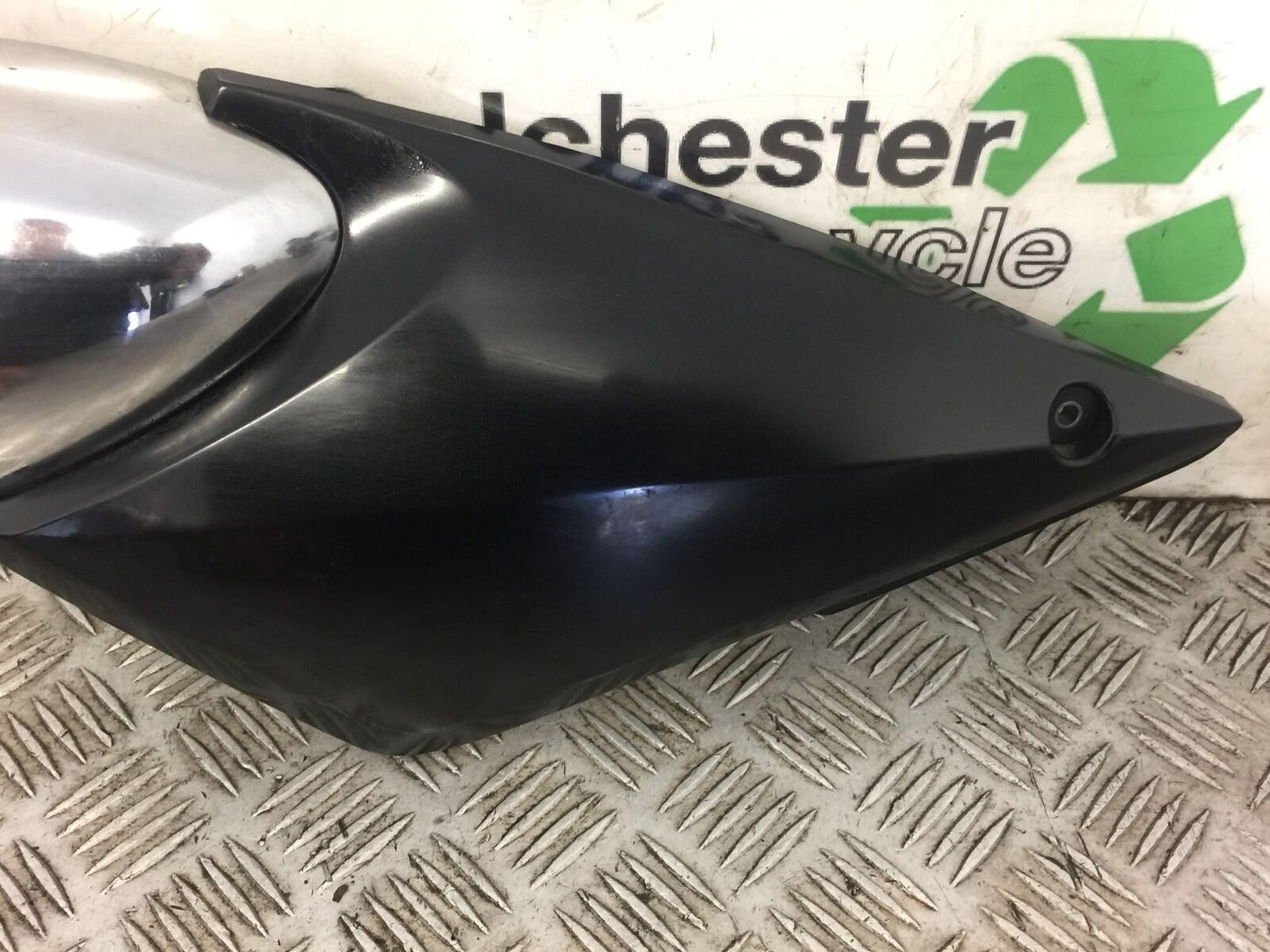SUZUKI GSF1200 GSF 1200 BANDIT LEFT CARB COVER   MK2 YEAR  2003 STOCK 440