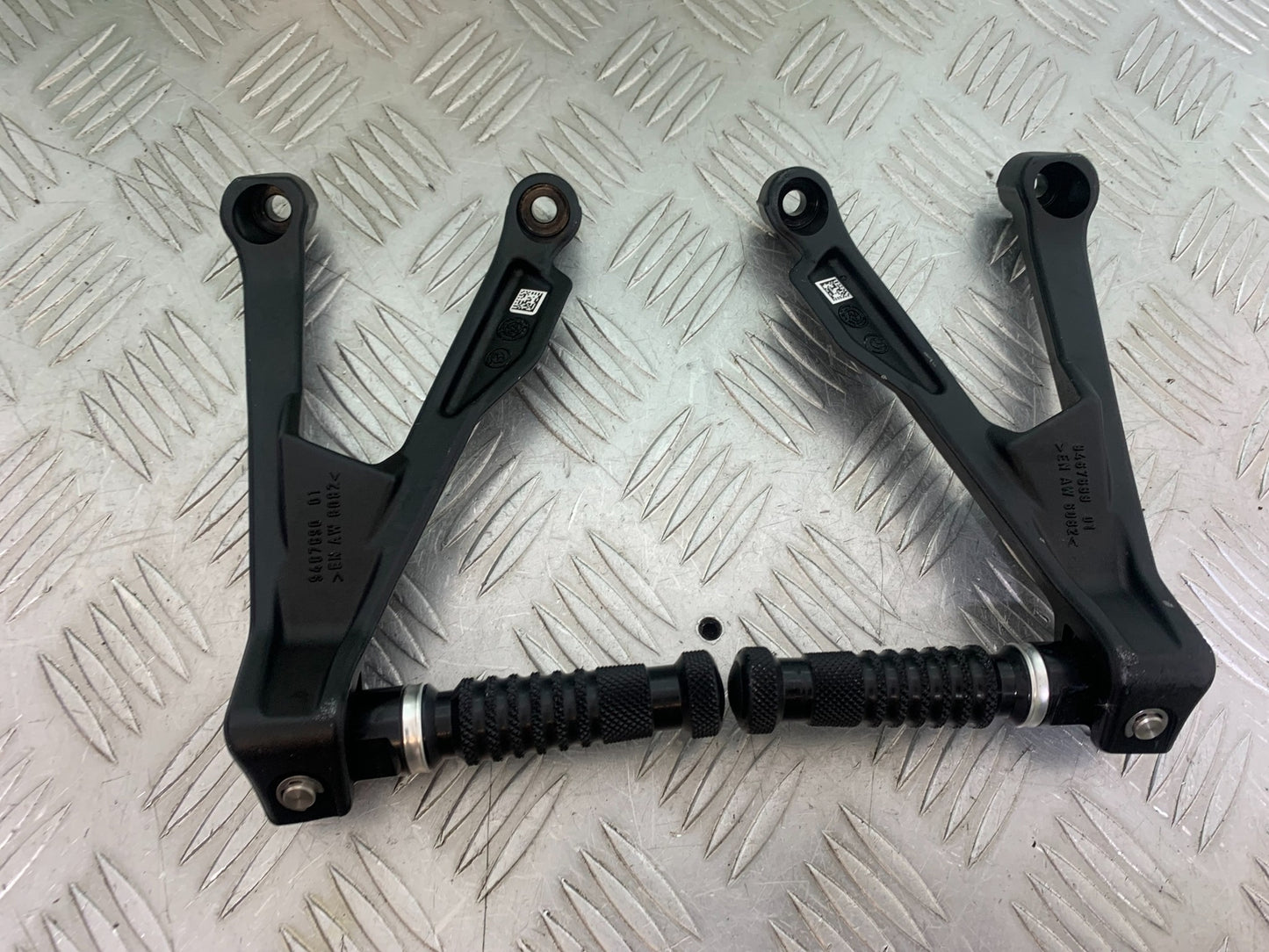 BMW M1000 R REAR HANGERS AND PEGS YEAR 2023-2024 (CMB1140)