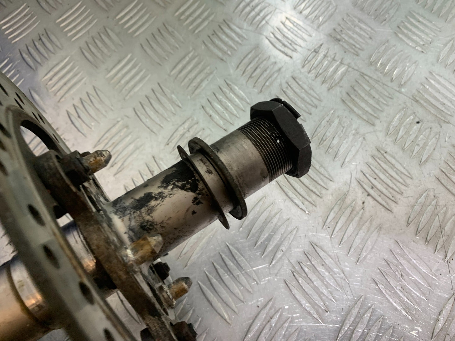 TRIUMPH T509 SPEED TRIPLE REAR HUB DISC AND SHAFT  YEAR 1997-1998 (CMB1144)