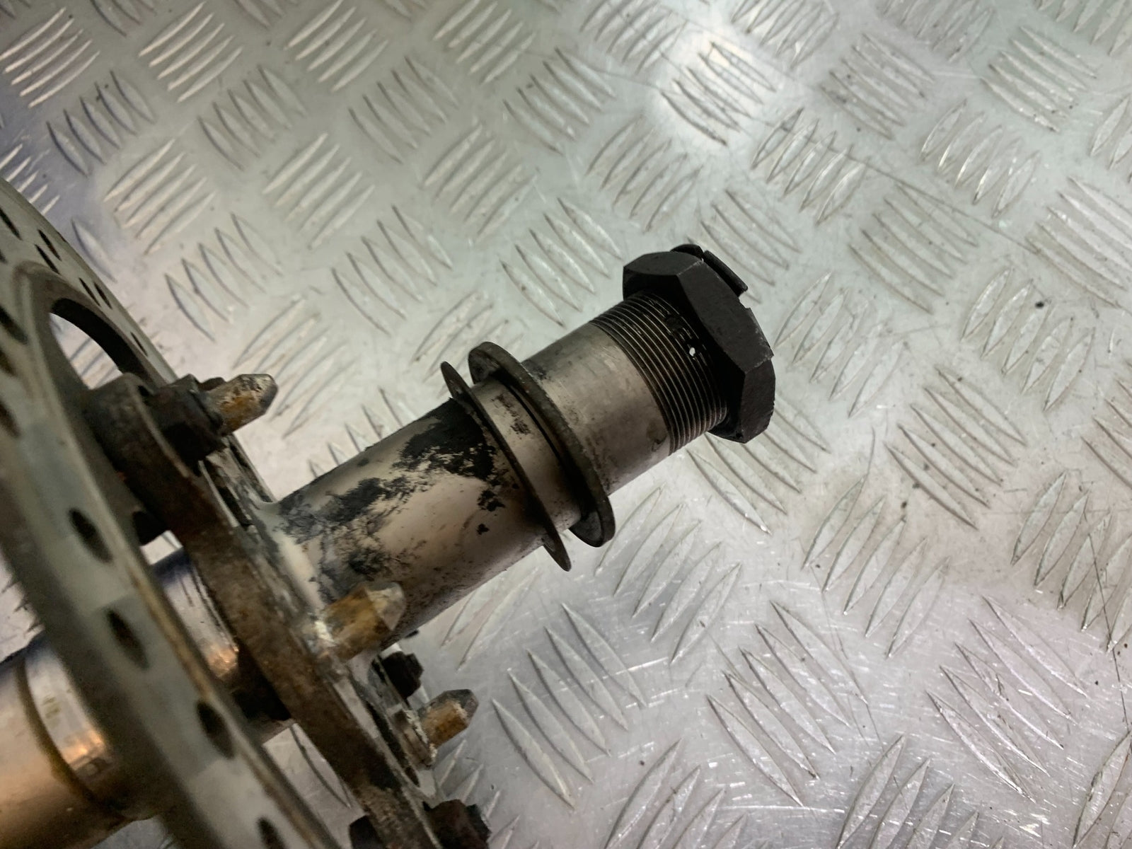 TRIUMPH T509 SPEED TRIPLE REAR HUB DISC AND SHAFT  YEAR 1997-1998 (CMB1144)