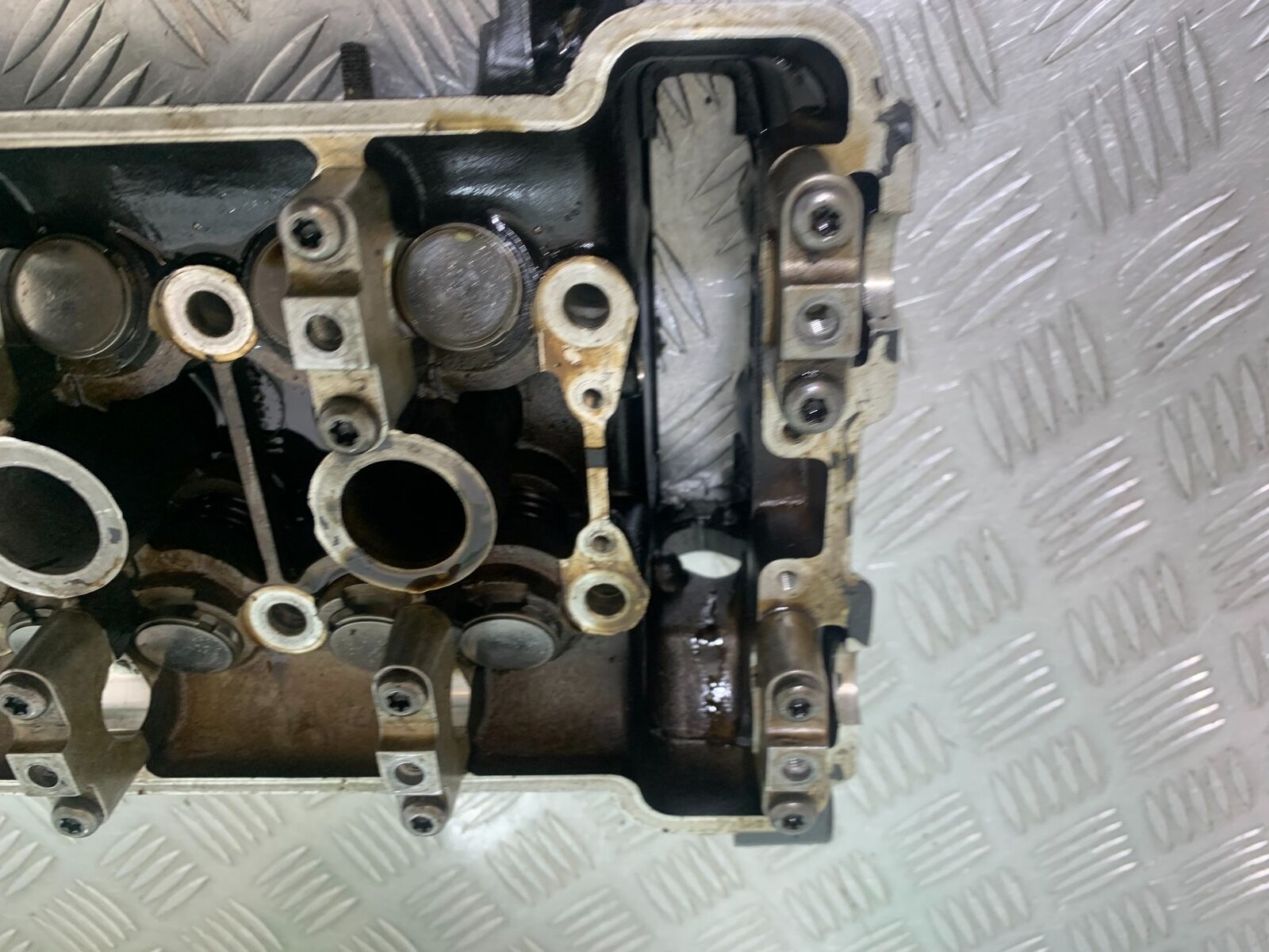 TRIUMPH 955i SPRINT ST CYLINDER HEAD  YEAR 1999-2004 (STOCK 735)