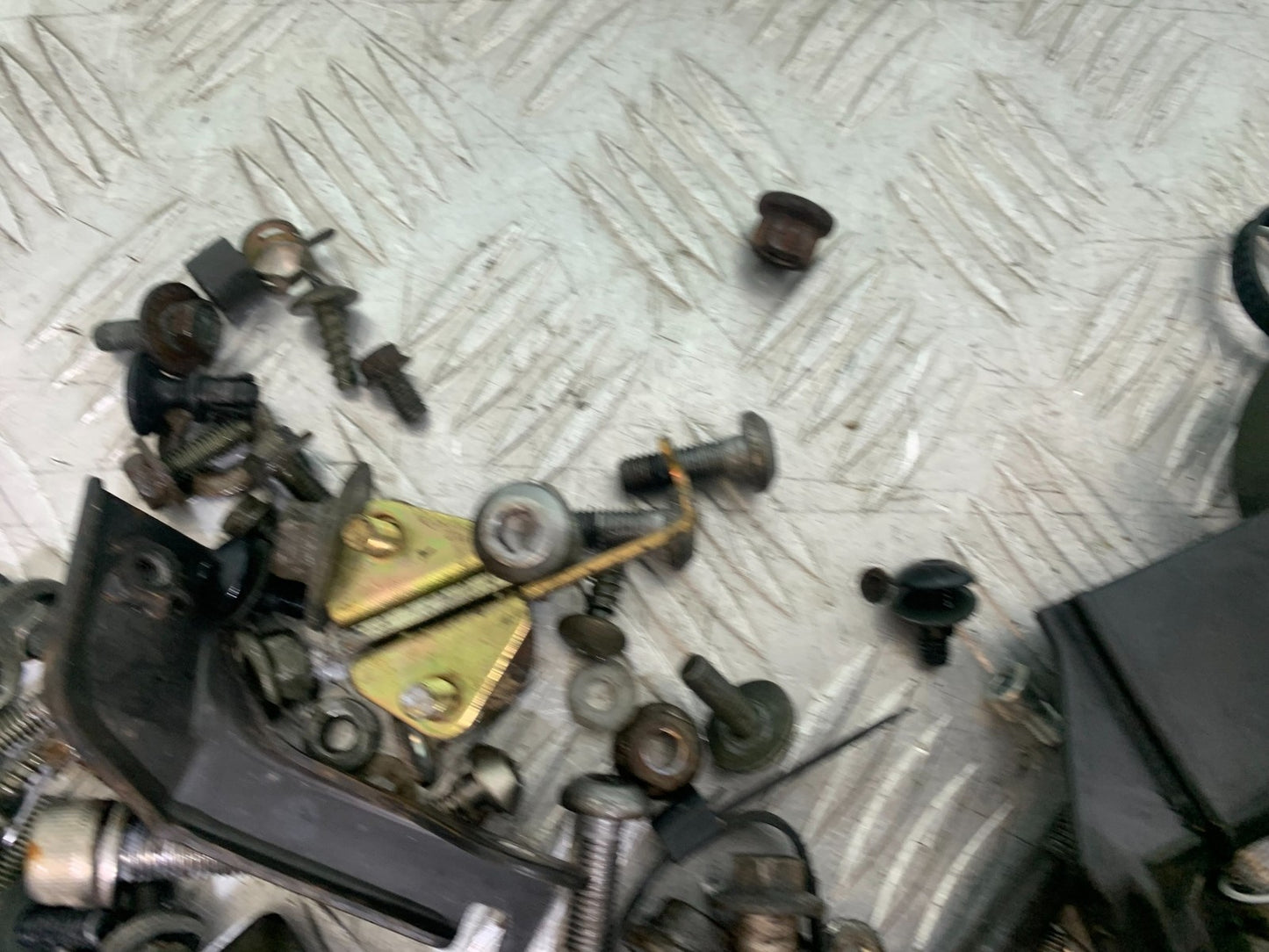YAMAHA YZF R1 4XV NUTS BOLTS BRACKETS  YEAR 1998-99 (CMB1291)