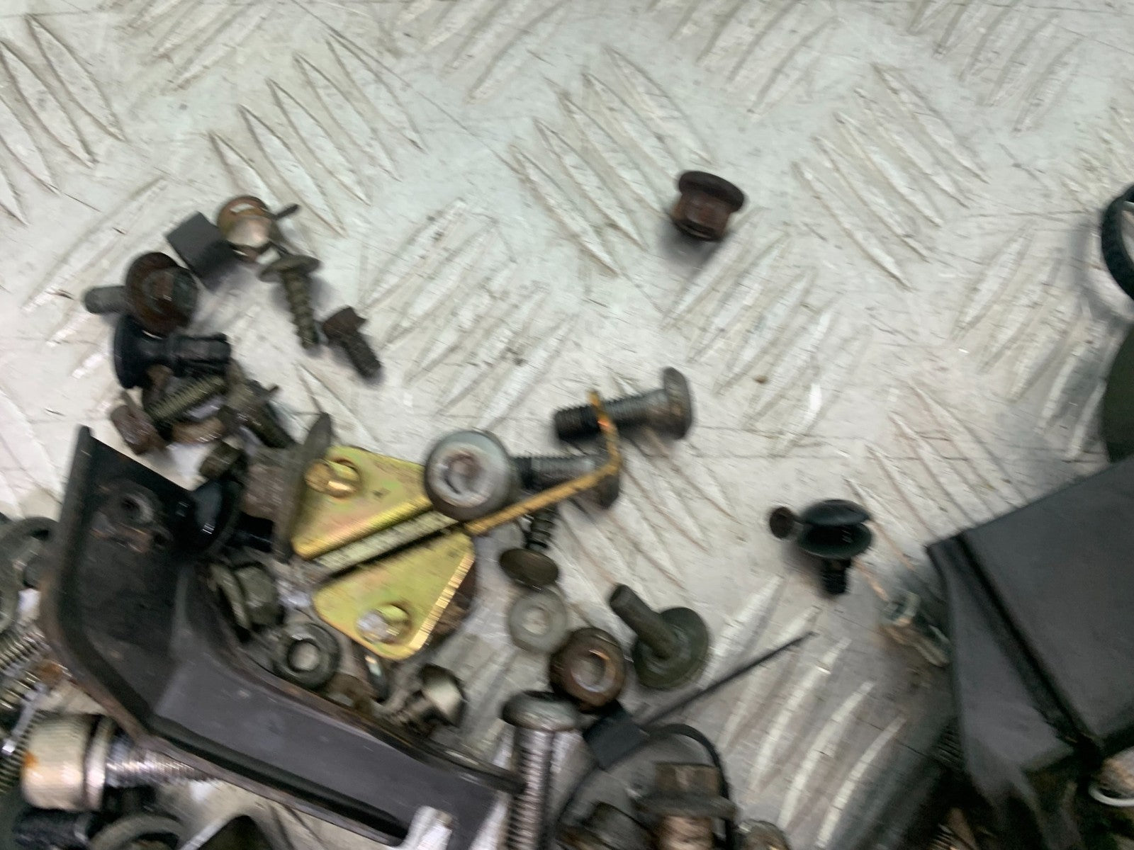 YAMAHA YZF R1 4XV NUTS BOLTS BRACKETS  YEAR 1998-99 (CMB1291)