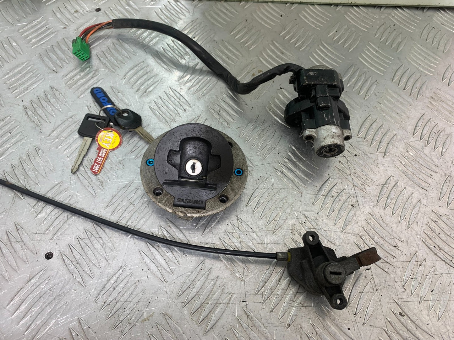 SUZUKI GSF600 GSF 600 BANDIT LOCKS AND KEYS   2000-2004 (CMB1269)
