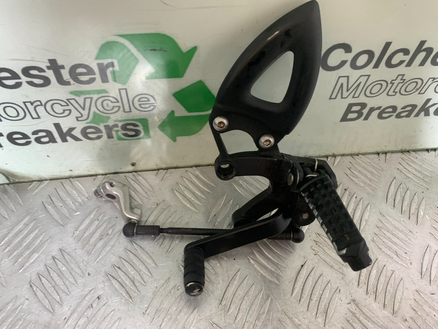 TRIUMPH 1050 SPEED TRIPLE FRONT LEFT HANGER  YEAR 2005-2007 (CMB1322)