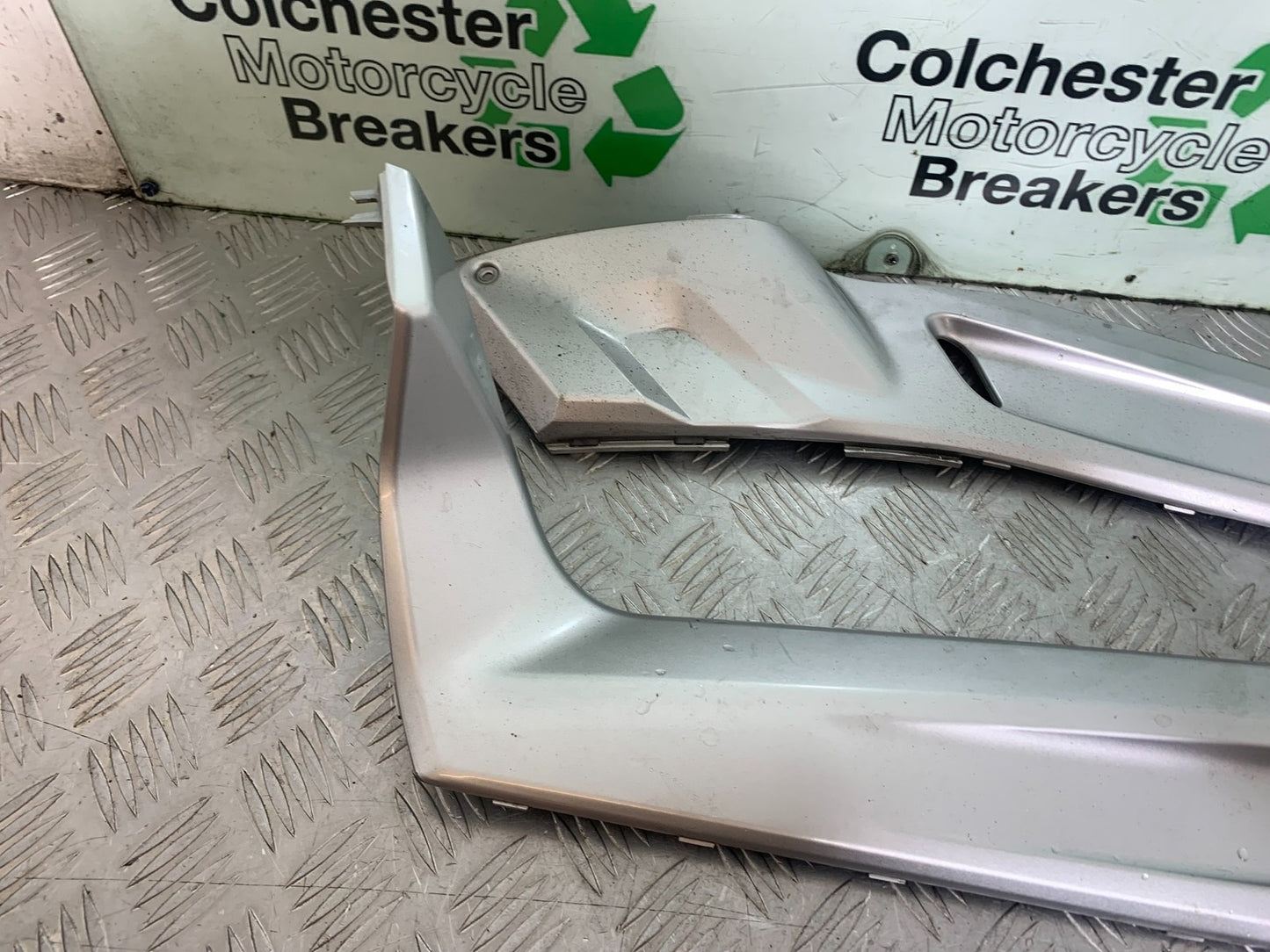 YAMAHA XMAX 250 XMAX 250 LEFT AND RIGHT SIDE TRIM  YEAR 2006-09 (CMB1201)