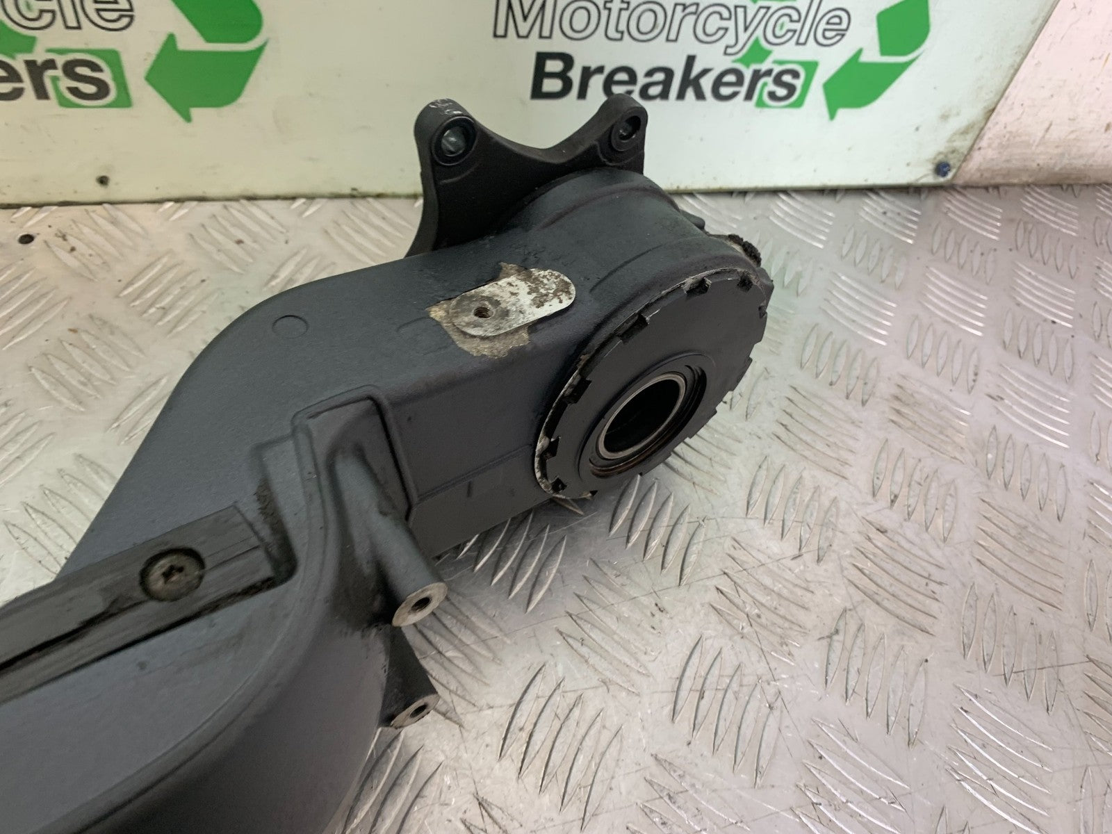 TRIUMPH 1050 SPRINT ST SWINGARM  2003-2011 (CMB1285)