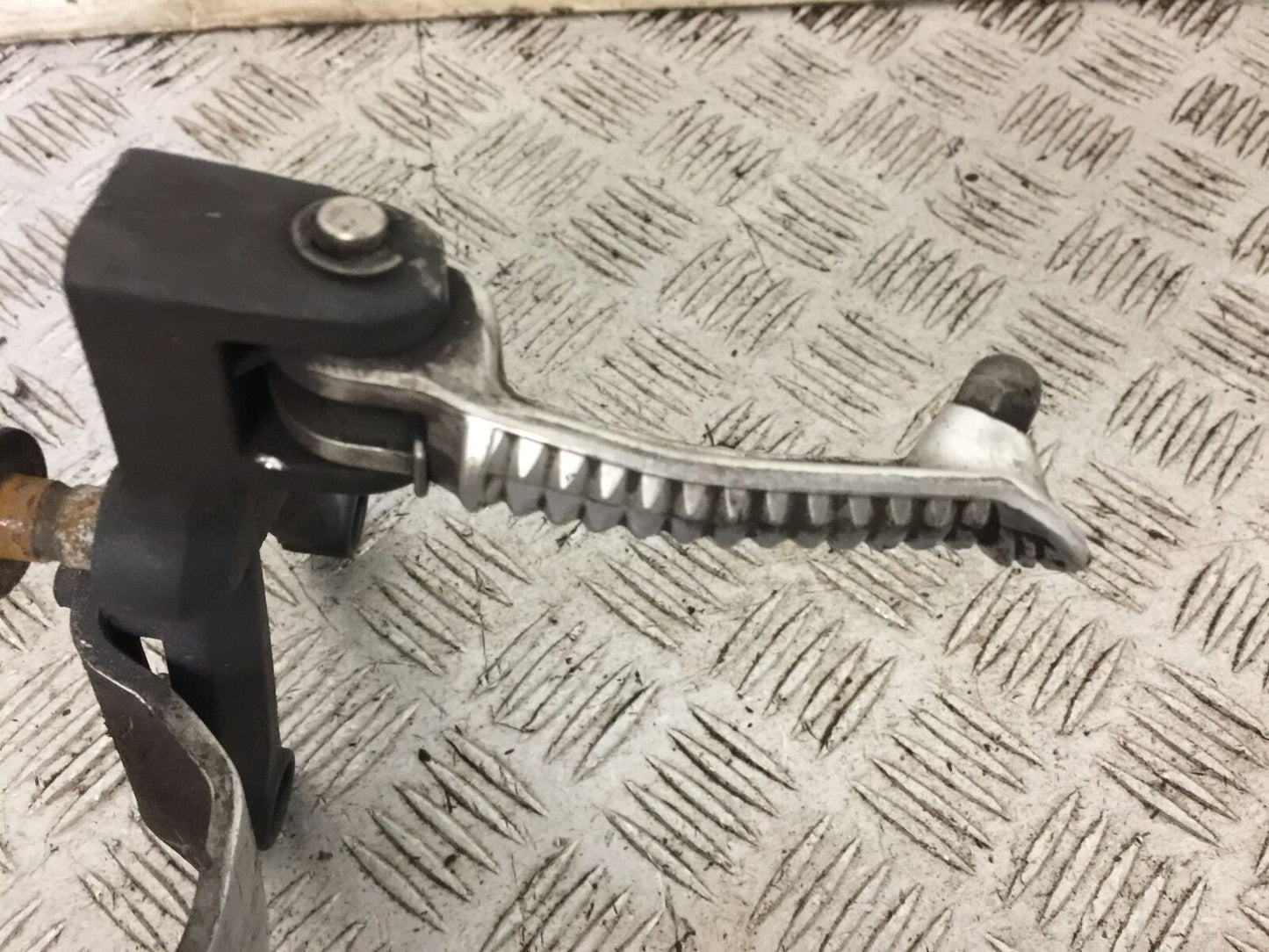 TRIUMPH 675 STREET TRIPLE FRONT LEFT HANGER   YEAR 2016 (STOCK 812)