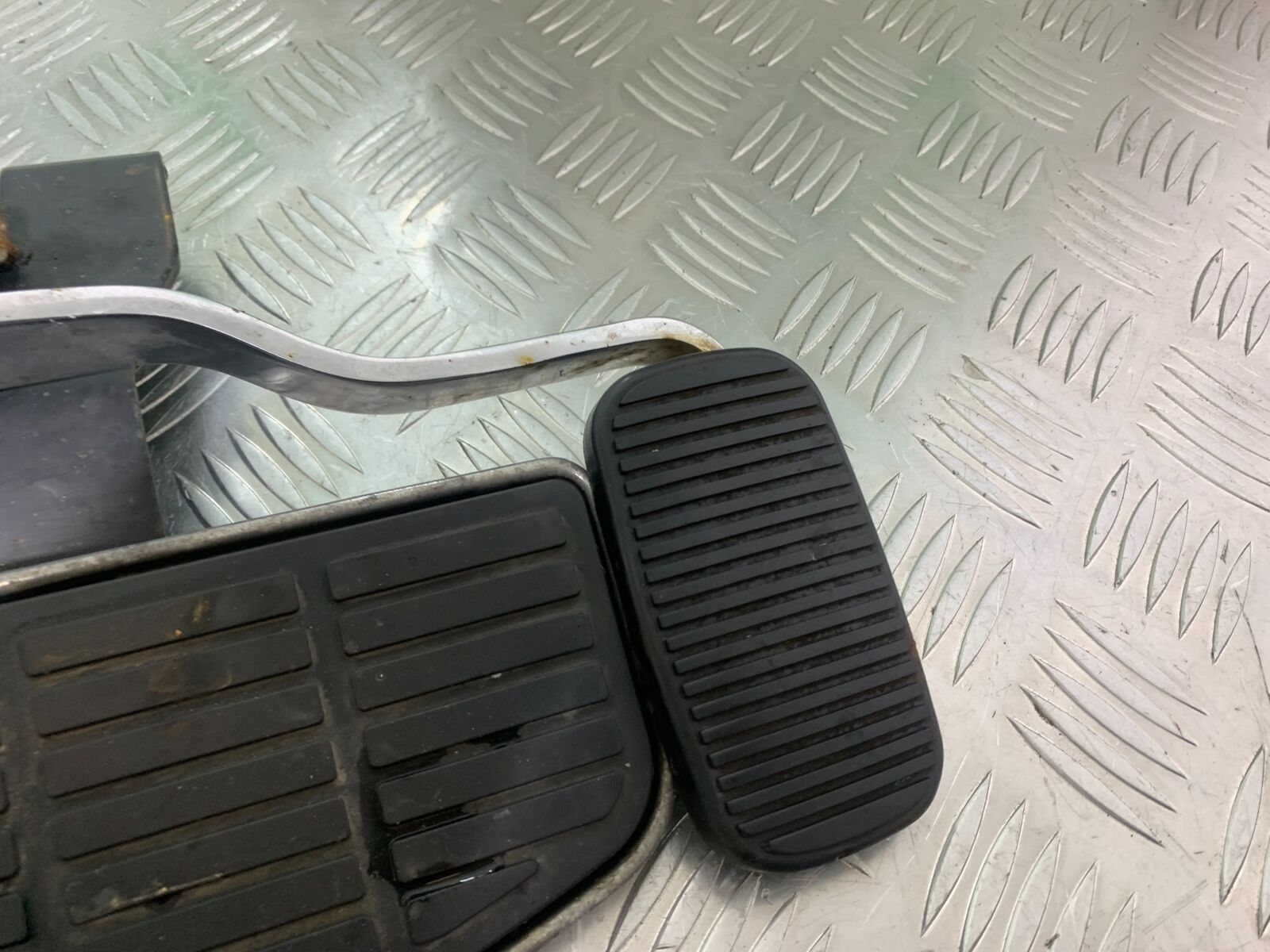SUZUKI INTRUDER VL800 C800 RIGHT FOOTBOARD   YEAR 2012-16 (CMB1039)