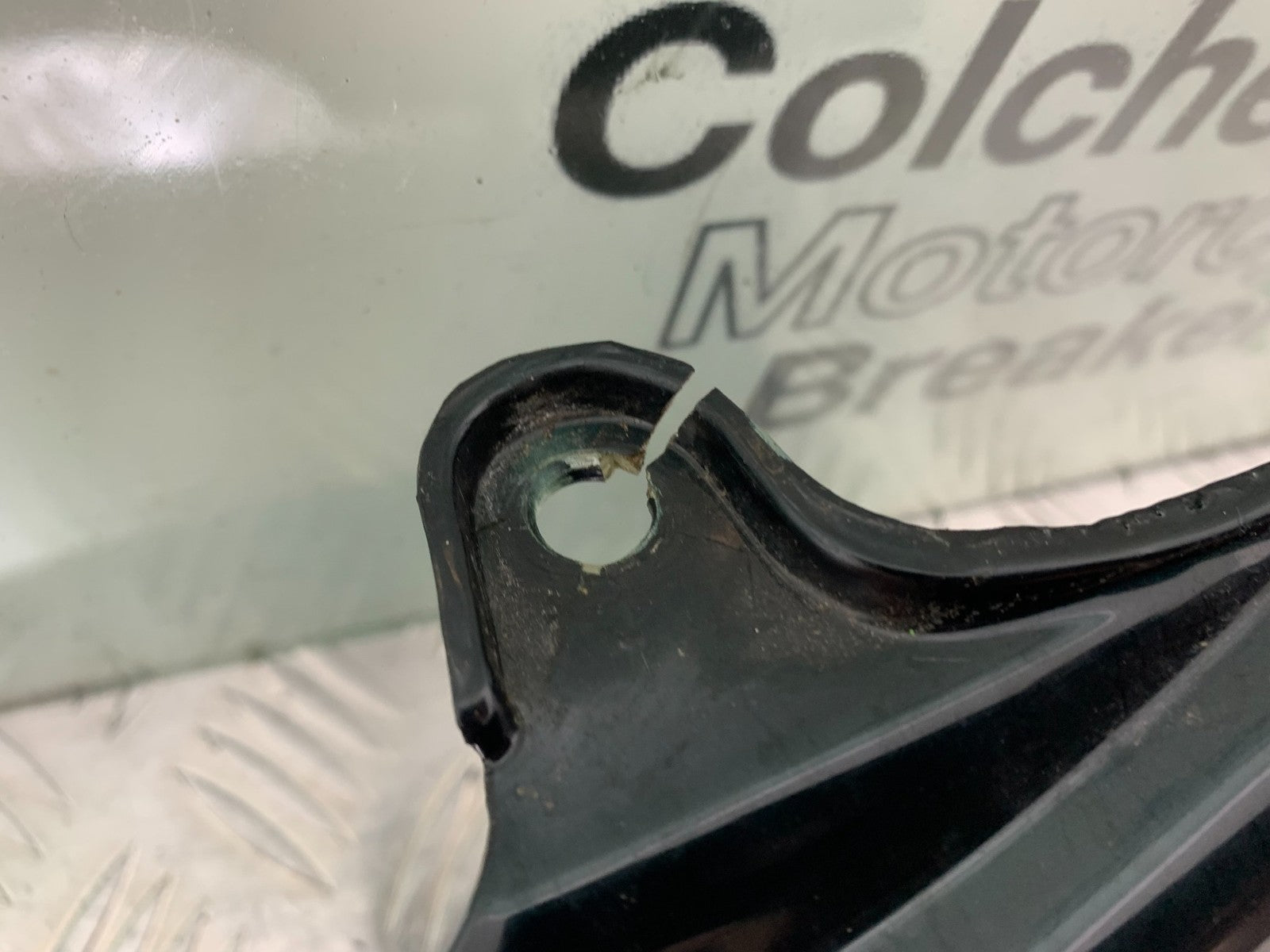 TRIUMPH 955i SPRINT ST RIGHT SEAT PANEL YEAR 1999-04 (CMB1230)