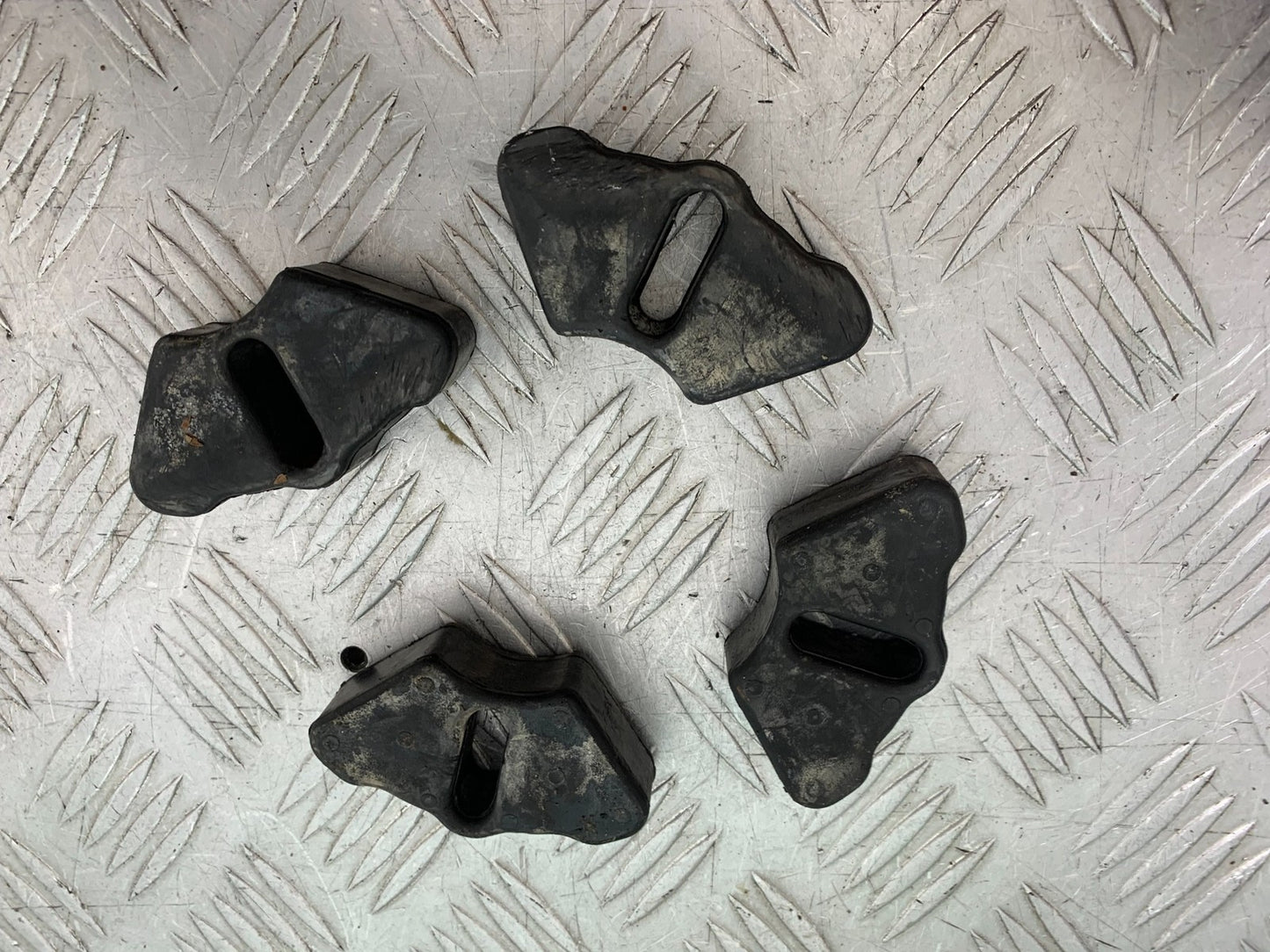 HONDA XL125 VARADERO CUSH DRIVE RUBBERS    YEAR 2001-2006  (CMB1304)