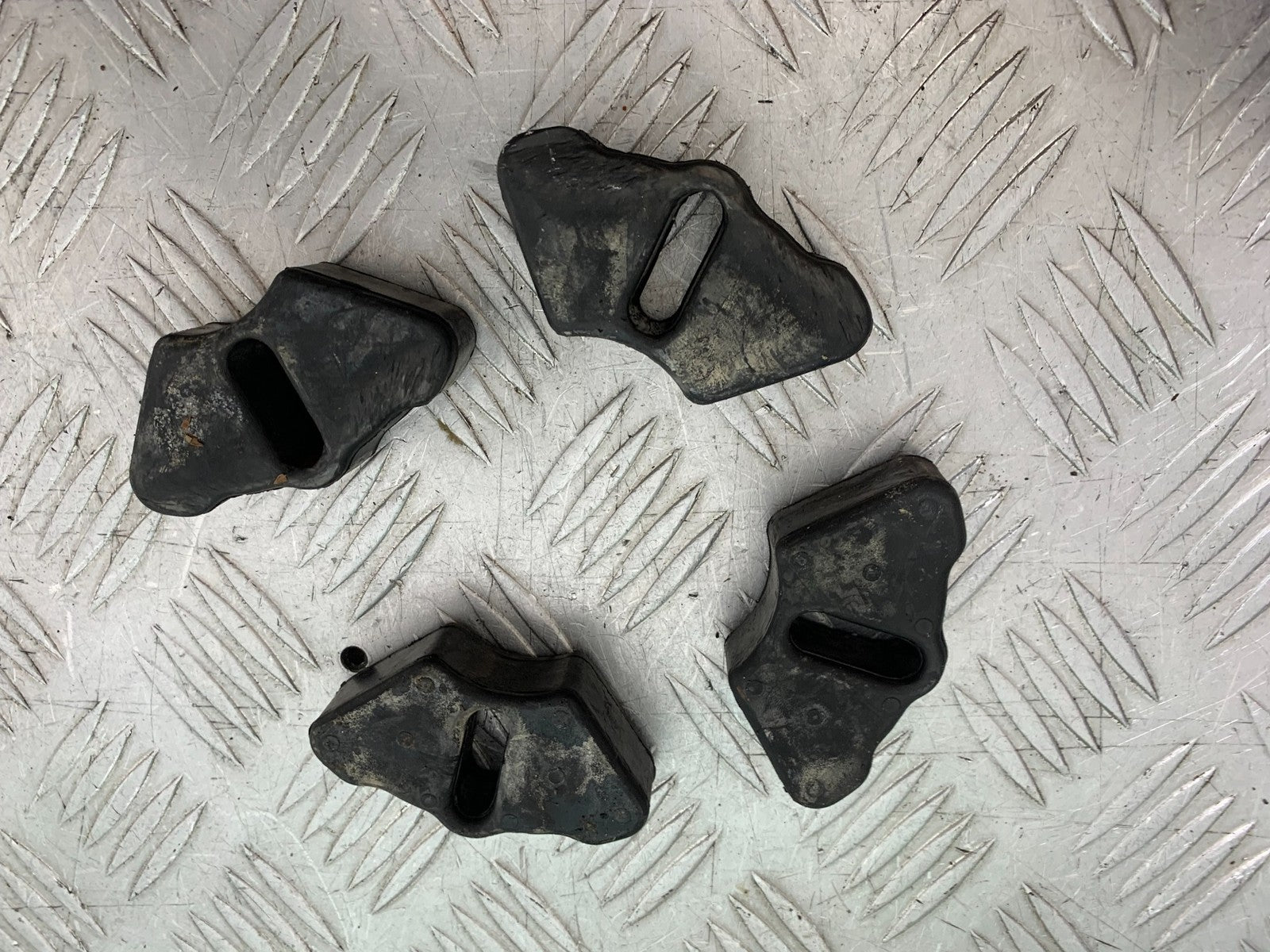 HONDA XL125 VARADERO CUSH DRIVE RUBBERS    YEAR 2001-2006  (CMB1304)