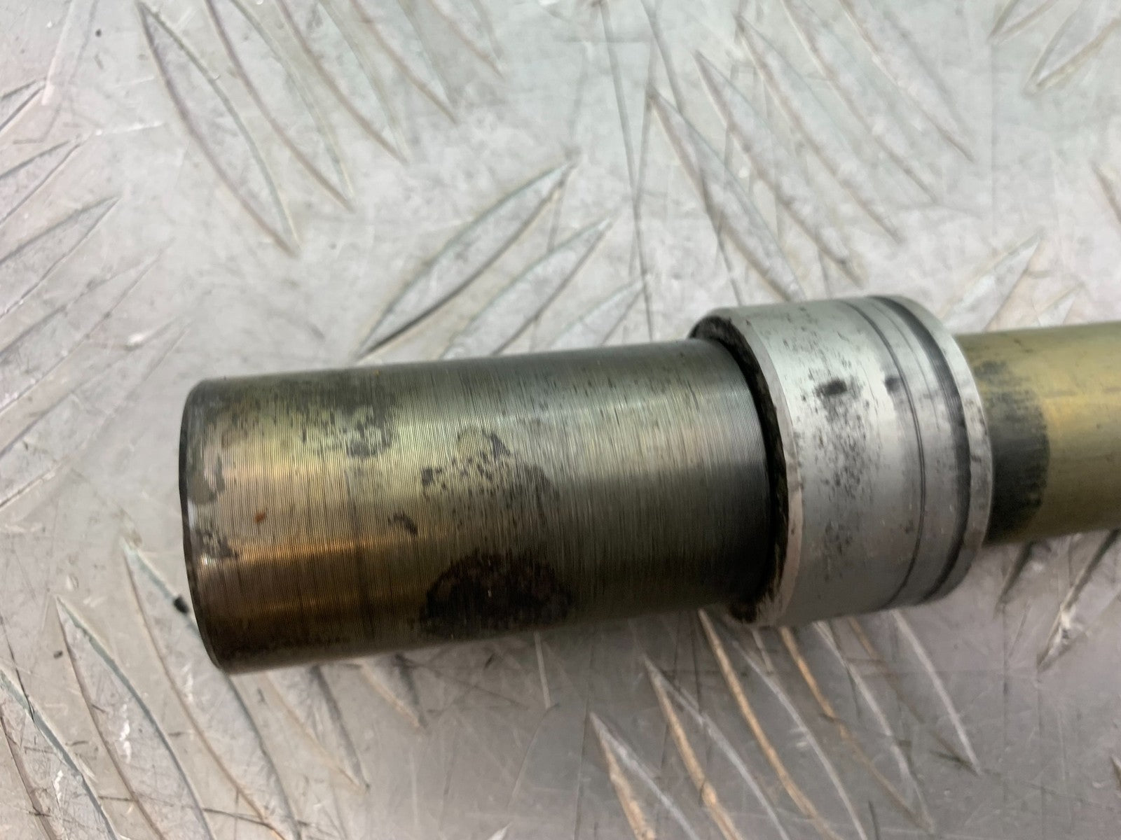 TRIUMPH 955i SPRINT ST FRONT WHEEL SPINDLE  YEAR 1999-04 (CMB1230)