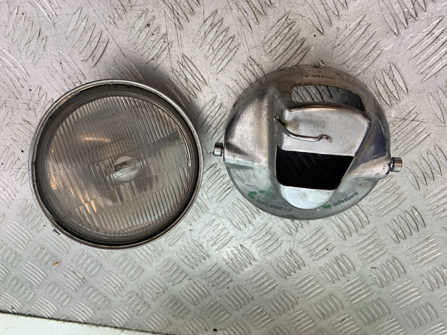 HONDA VT700 VT 700 SHADOW HEADLIGHT AND BACKING  YEAR 1984-85 (CMB1328)