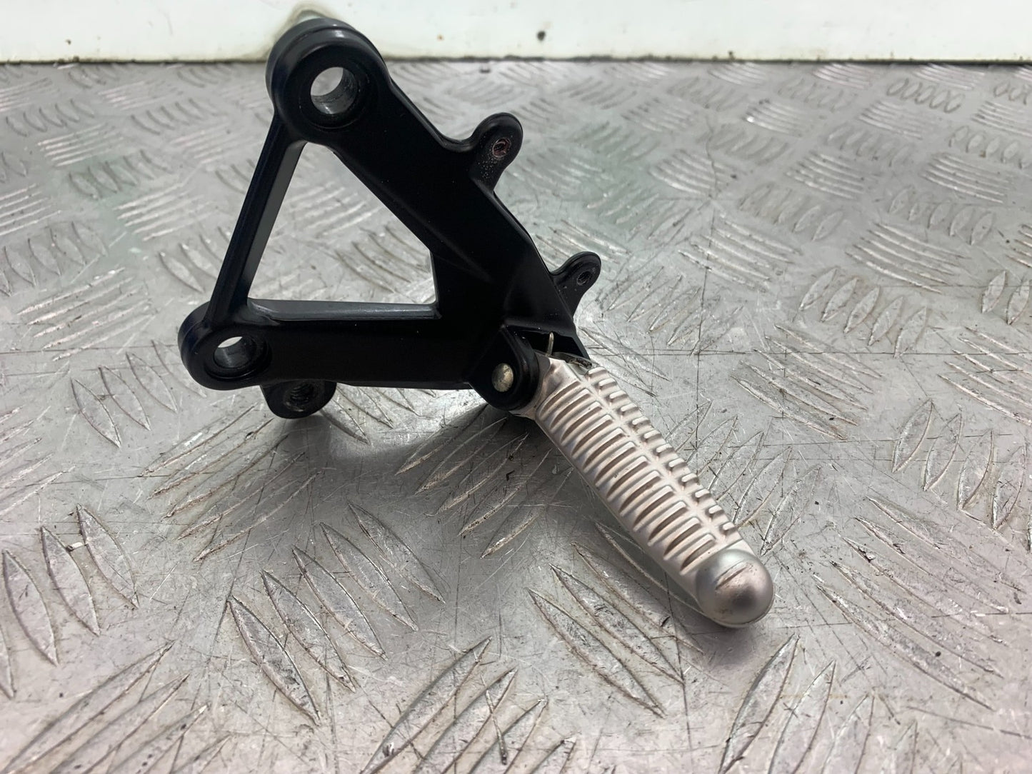 DUCATI 1198 S FRONT LEFT HANGER  AND PEG  YEAR 2009-2011 (CMB1219)