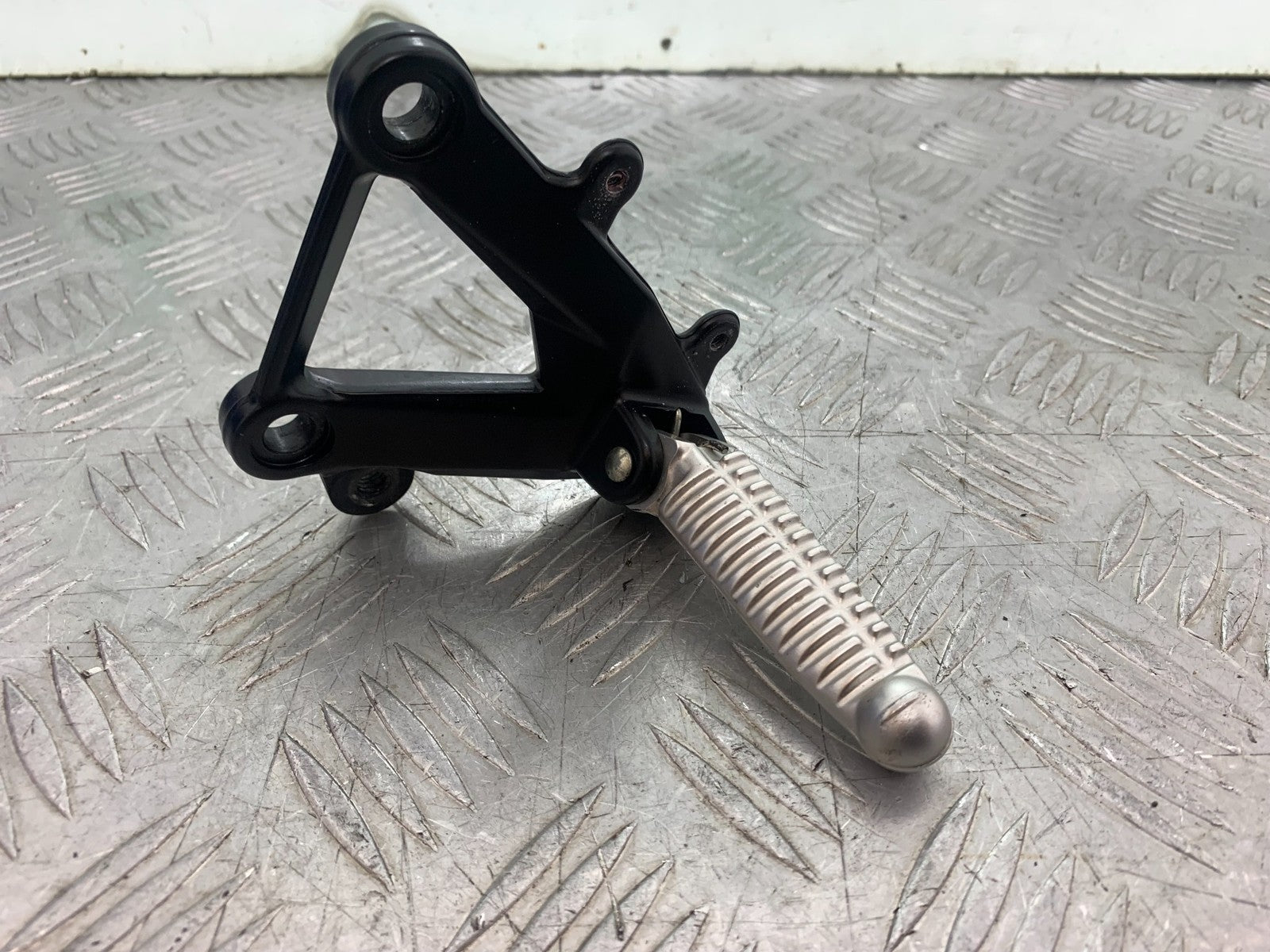 DUCATI 1198 S FRONT LEFT HANGER  AND PEG  YEAR 2009-2011 (CMB1219)