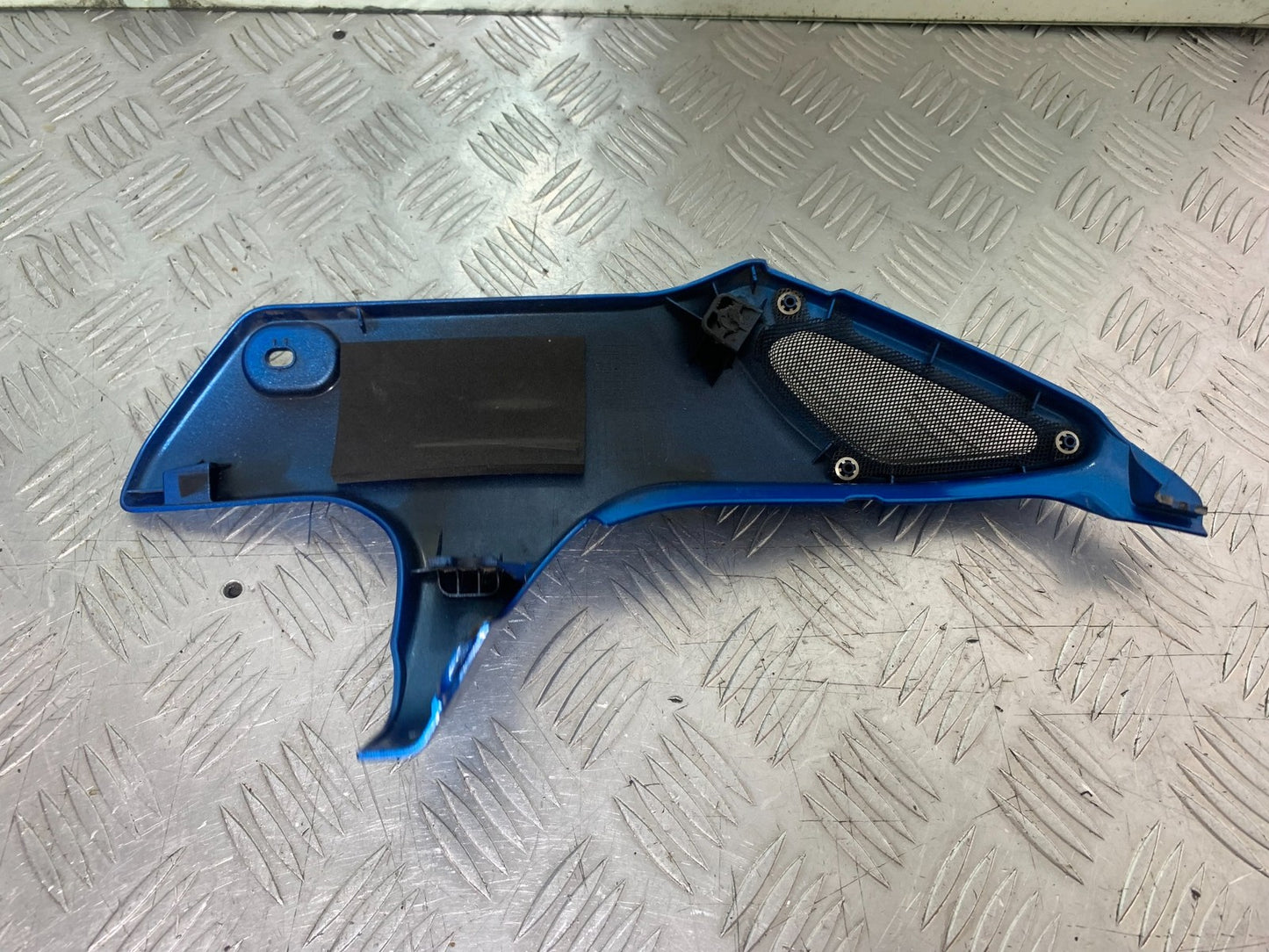 YAMAHA XSR900 XSR 900 LEFT SEAT PANEL  YEAR 2022-2024 (CMB1215)