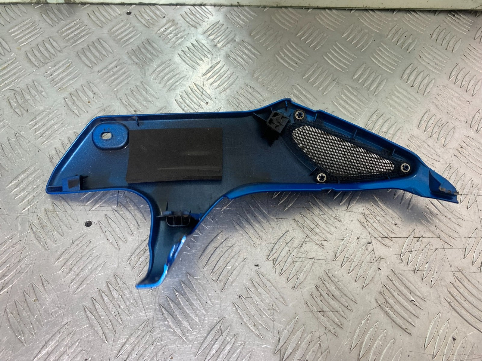 YAMAHA XSR900 XSR 900 LEFT SEAT PANEL  YEAR 2022-2024 (CMB1215)