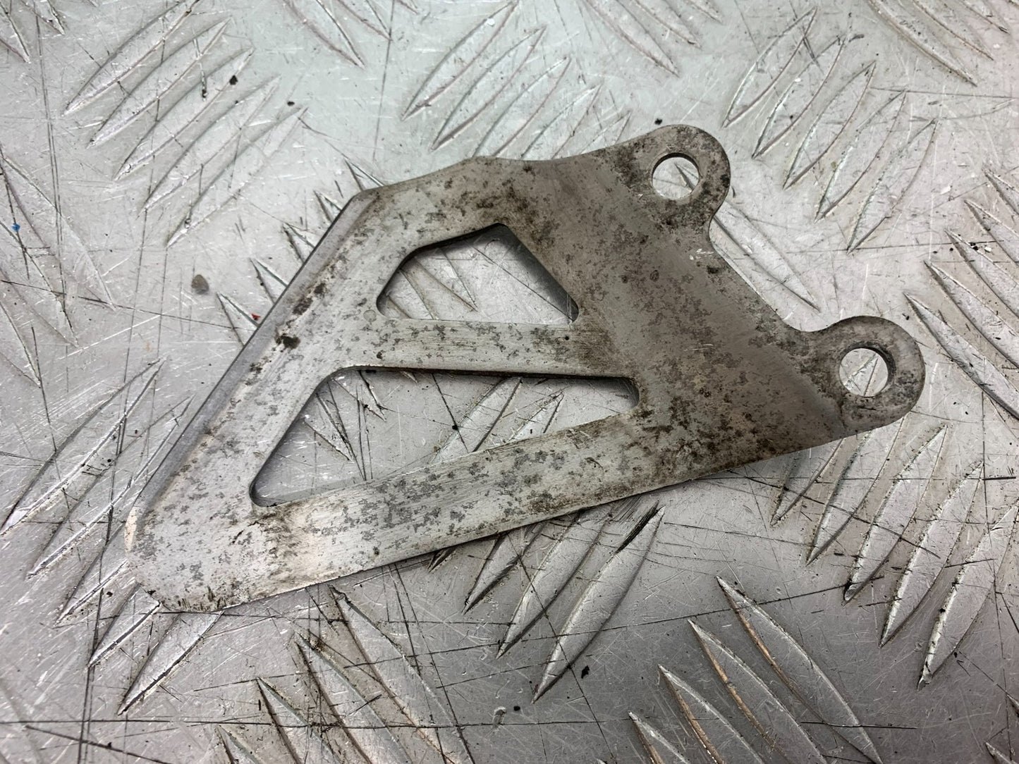 TRIUMPH 955i DAYTONA LEFT HEEL PLATE   YEAR 2002-2006 (CMB1229)