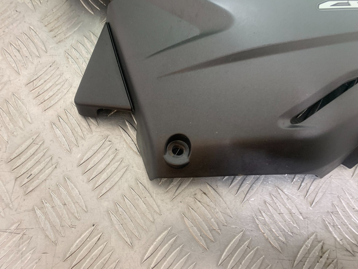HONDA CBF125 CBF 125 LEFT SEAT PANEL  YEAR 2009-14  (CMB1172)