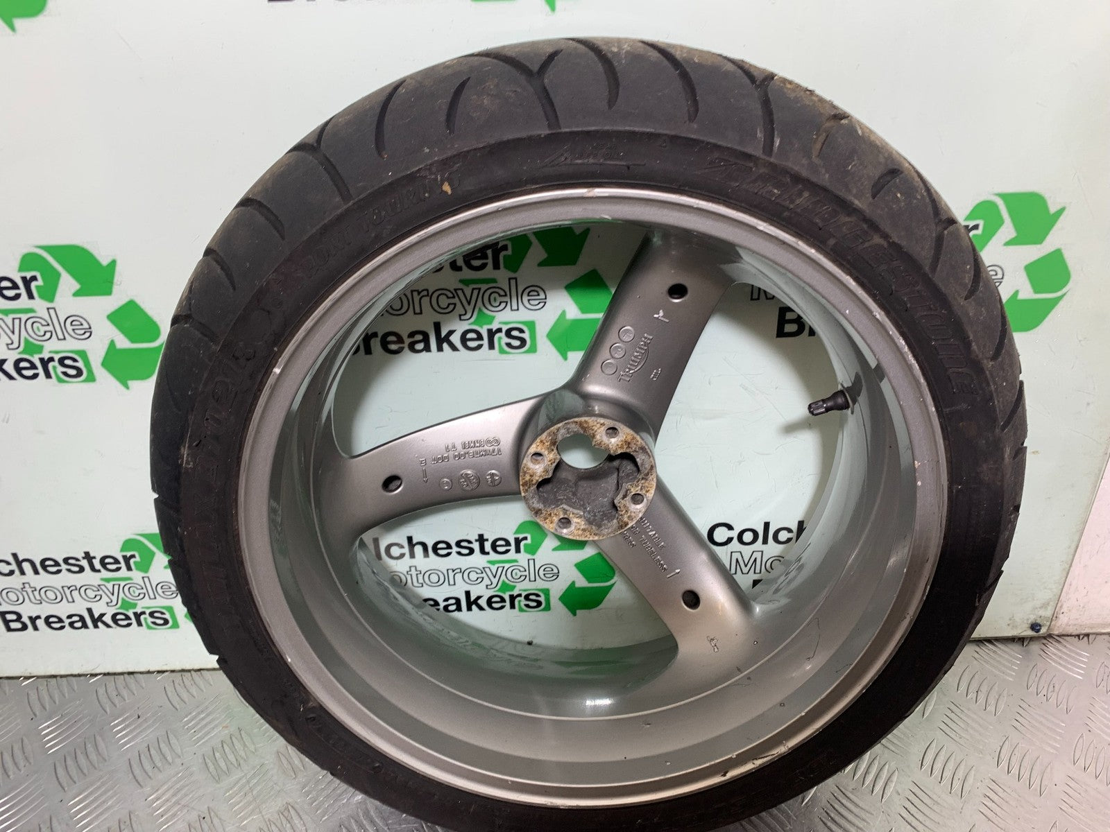 TRIUMPH 955i SPRINT ST REAR WHEEL  YEAR 1999-04 (CMB1230)