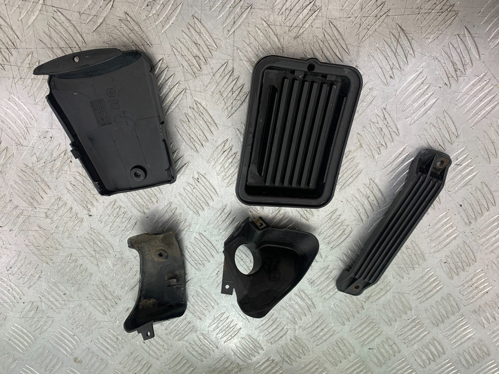 PIAGGIO VESPA GT125 L LEFT AND RIGHT INNER INFILLS YEAR 2003 (CMB1300)