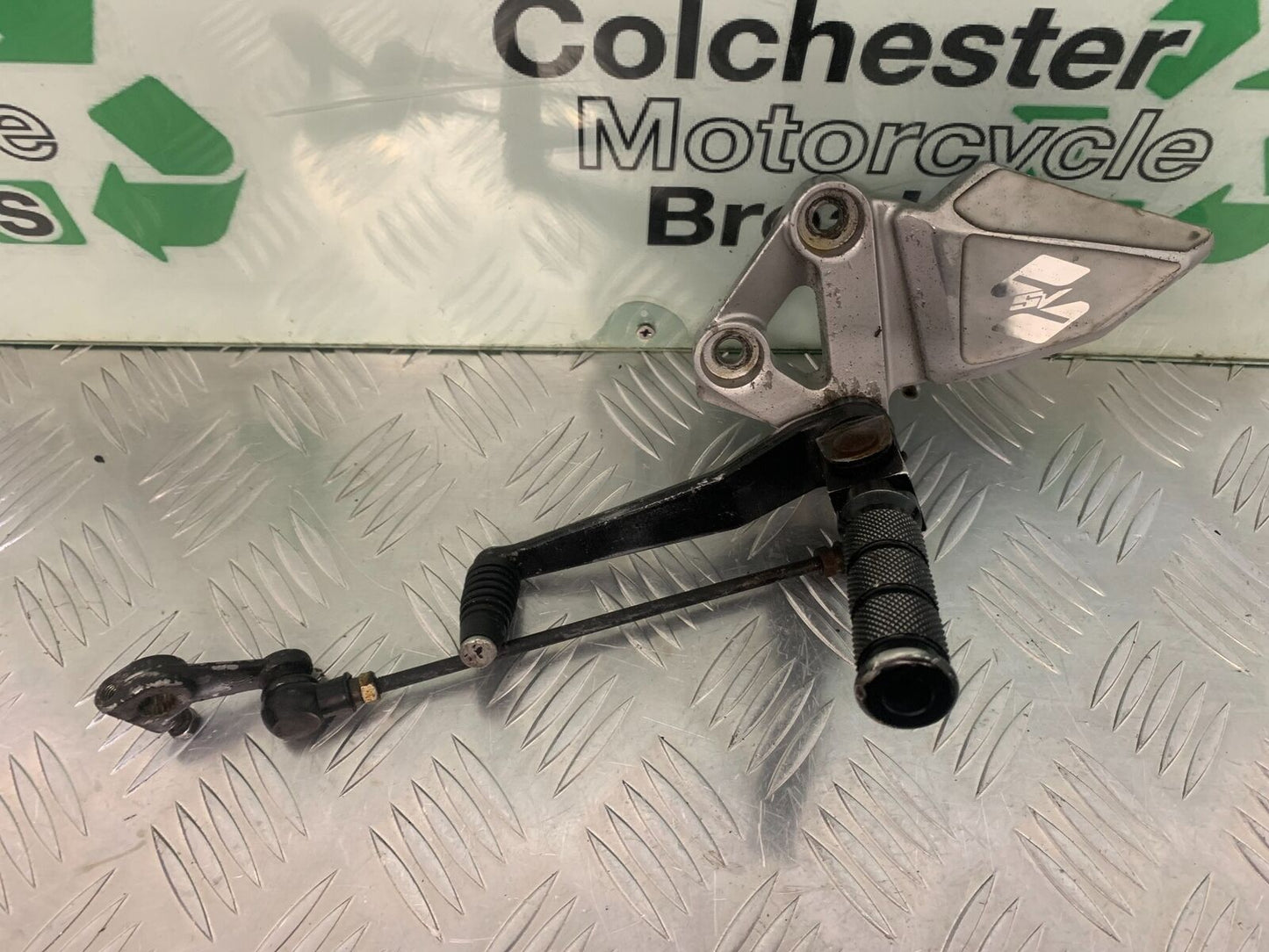SUZUKI SV1000 SV 1000 K3 FRONT LEFT HANGER YEAR 2004 (STOCK 970)