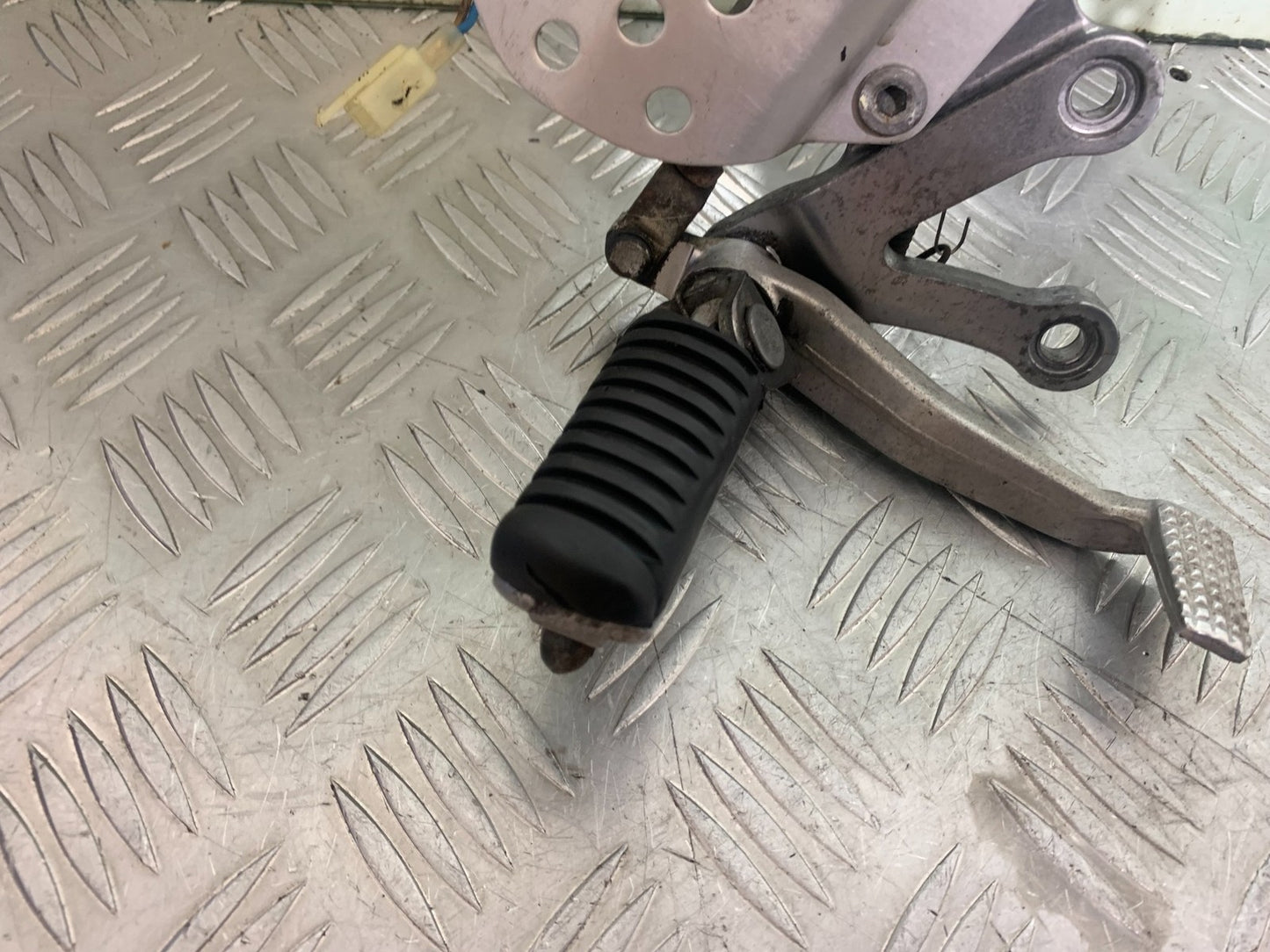 KAWASAKI ZX9R ZX9 E1 FRONT RIGHT HANGER YEAR 2000-01 (CMB1171)