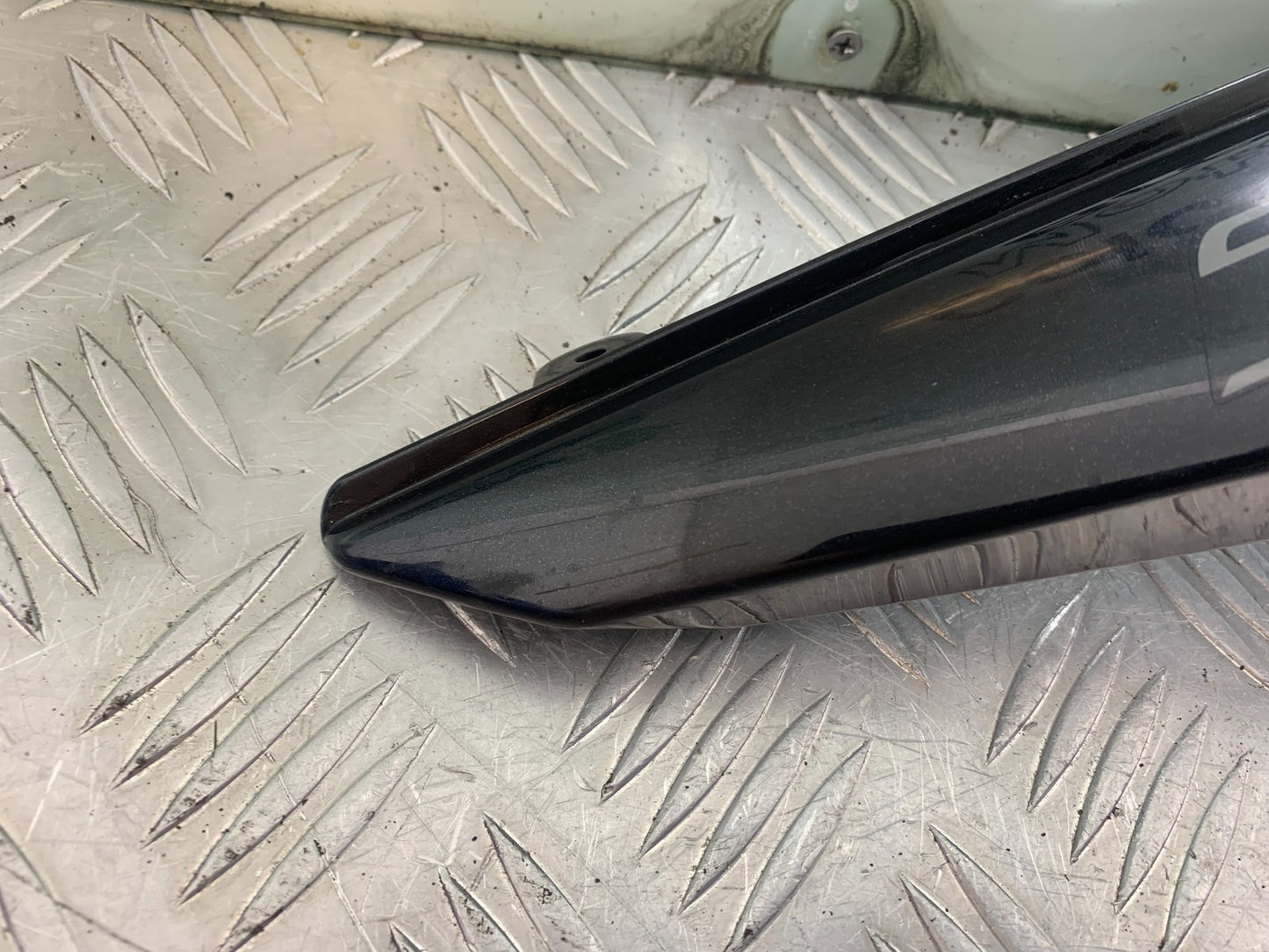 TRIUMPH 675 STREET TRIPLE RIGHT SEAT PANEL    2013-2016 (CMB1186)