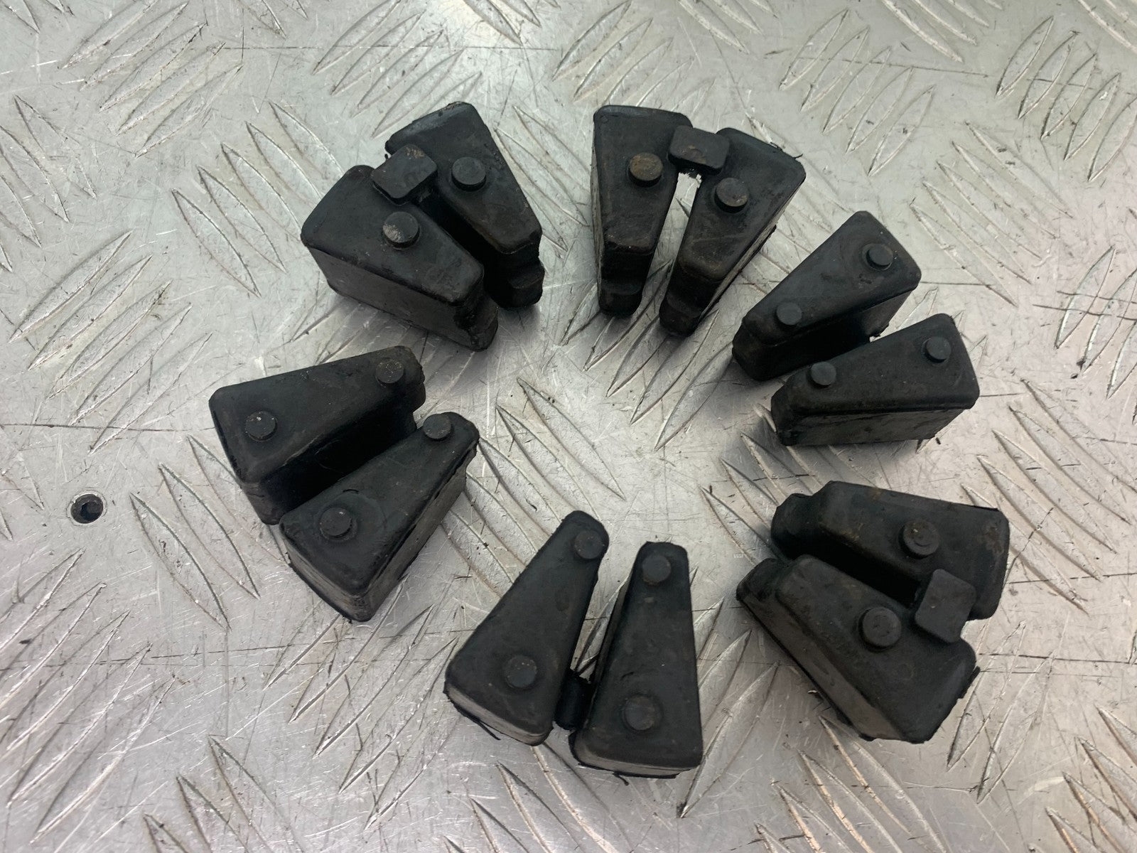 YAMAHA YZF1000 THUNDERACE CUSH DRIVE RUBBERS   YEAR 1997-2000 (CMB1204)