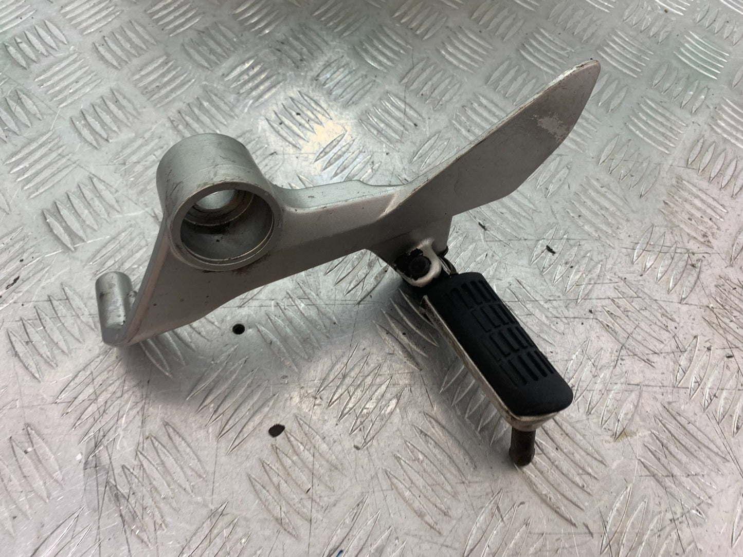 HONDA VFR800 PRE V-TEC FRONT LEFT HANGER AND PEG YEAR 1998-2001 (CMB1233)