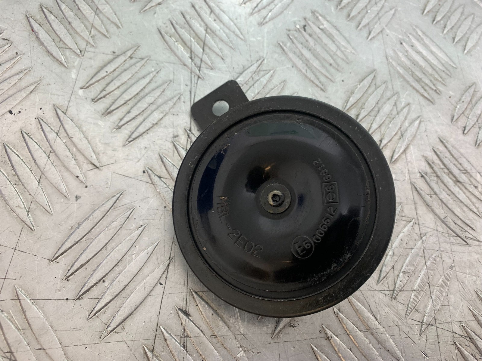 DUCATI 996 SPS 748 916 998 HORN AND BRACKET  1999-2000 (CMB1209)