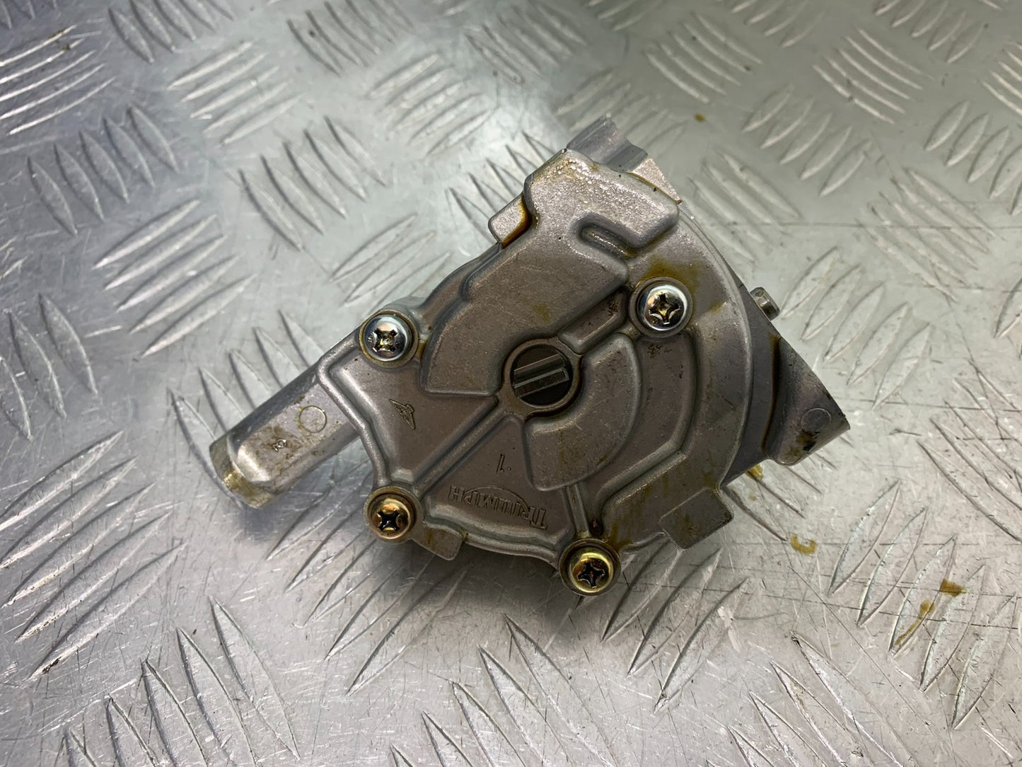 TRIUMPH 955I SPRINT RS OIL PUMP  YEAR 1999-04