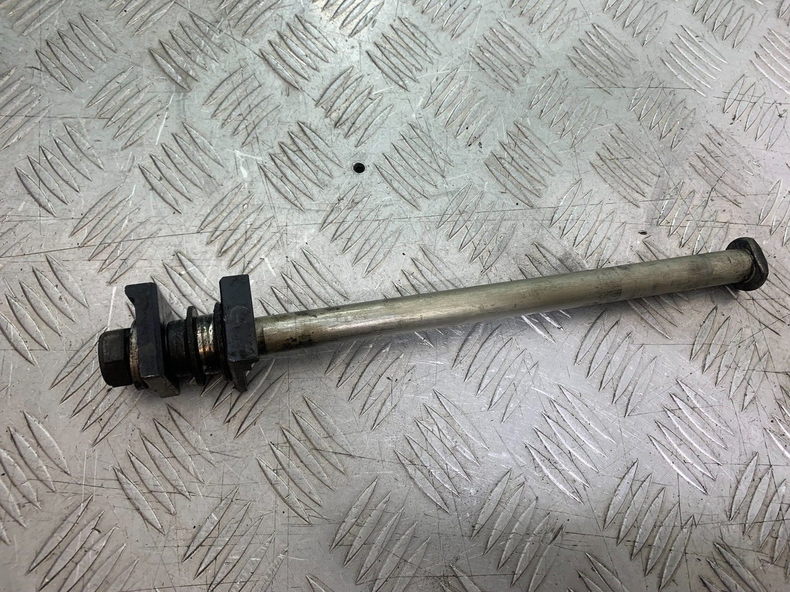 YAMAHA XVS 1300 MIDNIGHT STAR REAR WHEEL SPINDLE  YEAR 2007-16 (CMB1200)