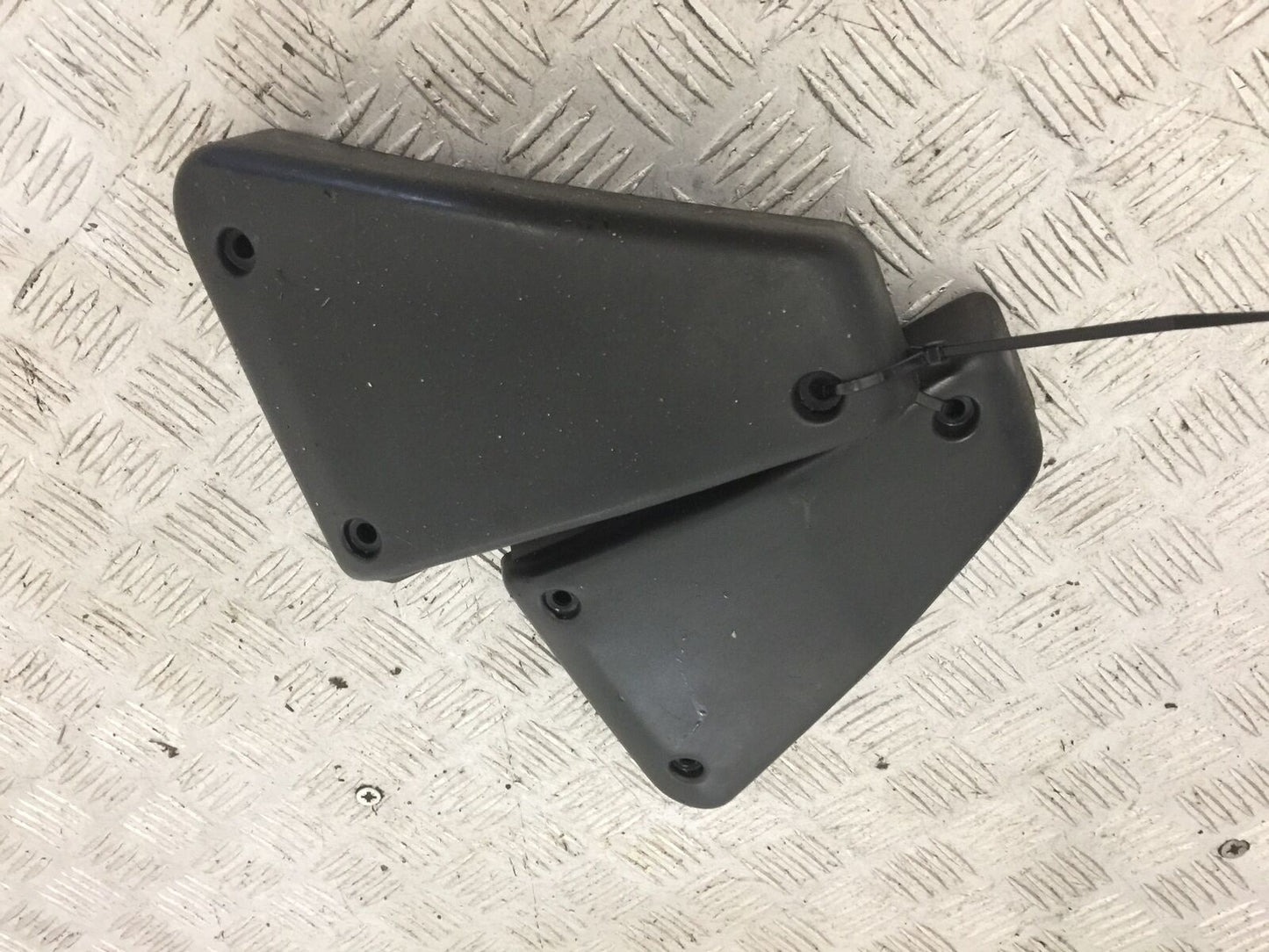 YAMAHA FZS600 FAZER 600 LEFT AND RIGHT AIRBOX COVERS  YEAR 1998-2001 (STOCK 844)