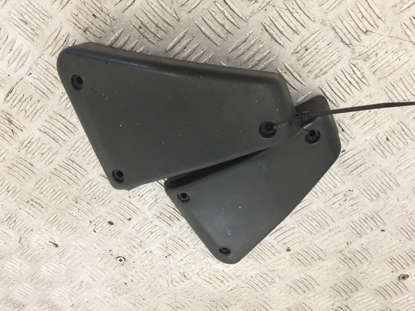 YAMAHA FZS600 FAZER 600 LEFT AND RIGHT AIRBOX COVERS  YEAR 1998-2001 (STOCK 844)
