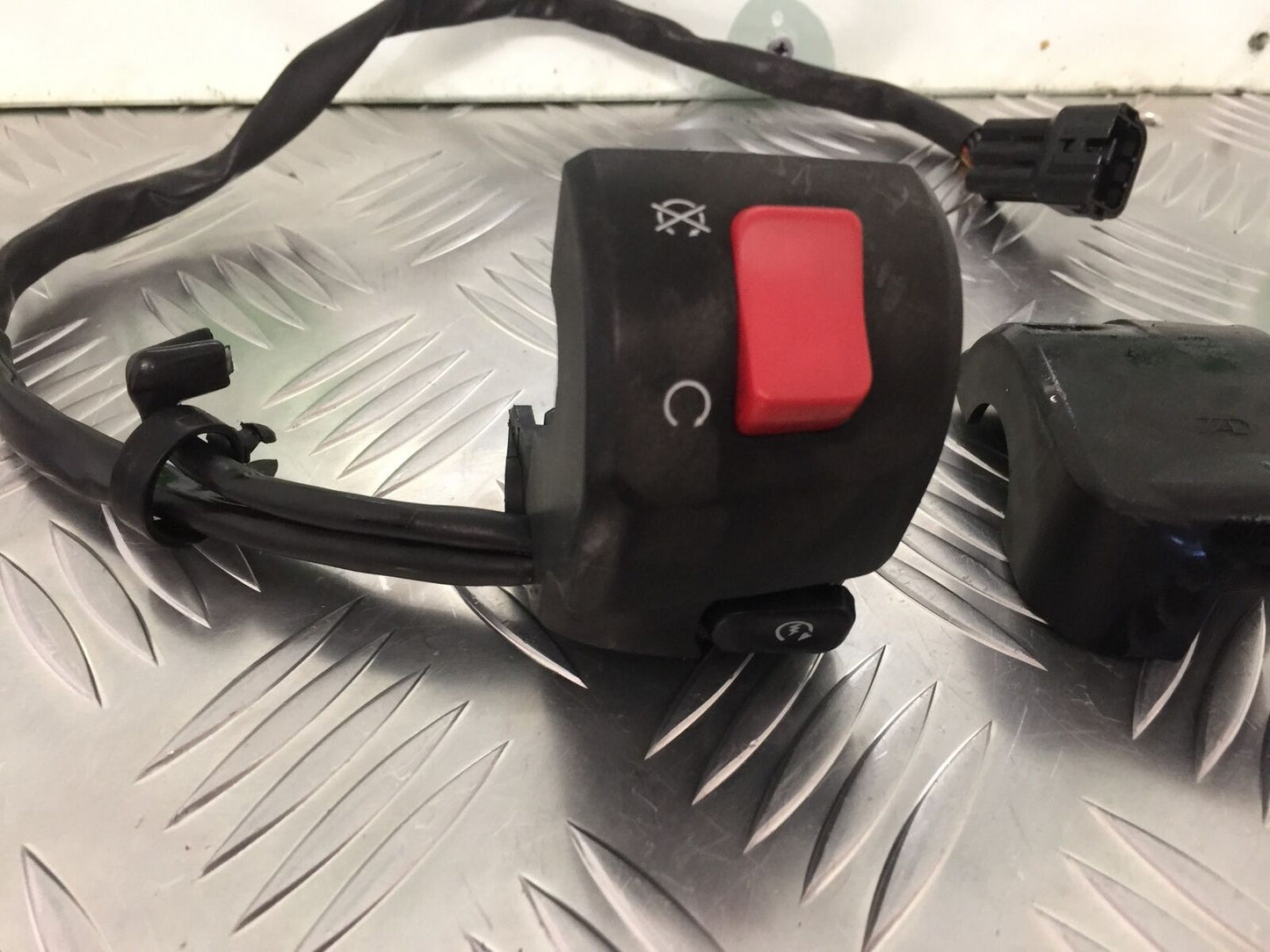 KAWASAKI ER6 N RIGHT SWITCH GEAR  YEAR 2009-2011  (STOCK 928)
