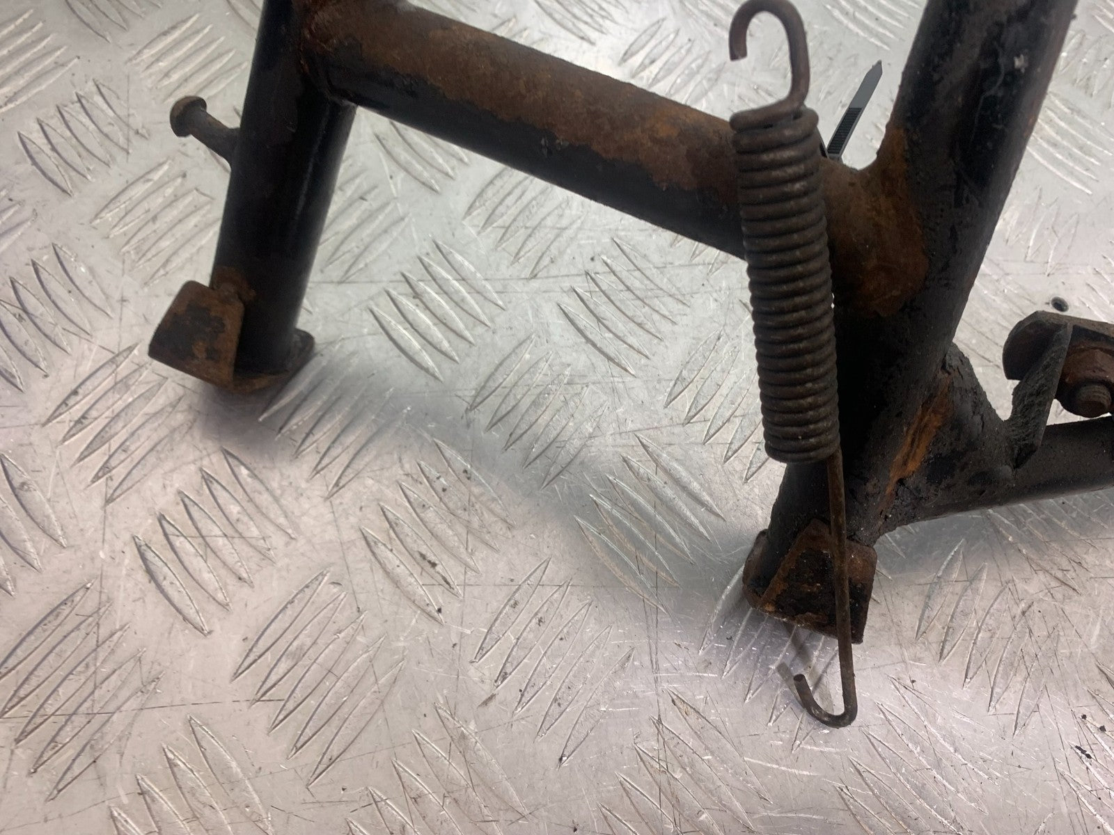 KAWASAKI GPZ600 GPZ 600 CENTER STAND  YEAR 1988-90 (CMB1258)