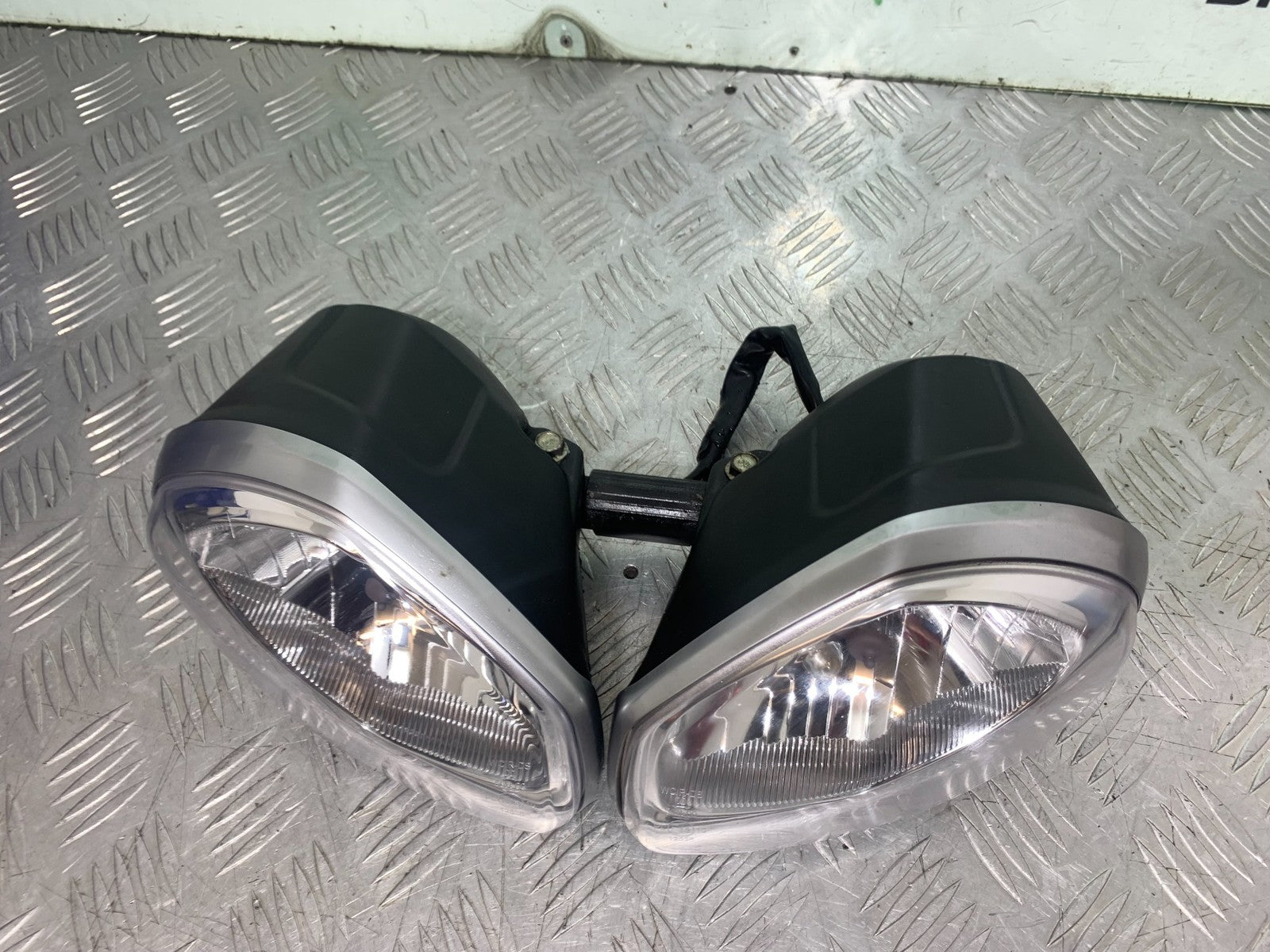 TRIUMPH 675 STREET TRIPLE R HEADLIGHTS YEAR 2013 - 2016 (CMB1221)
