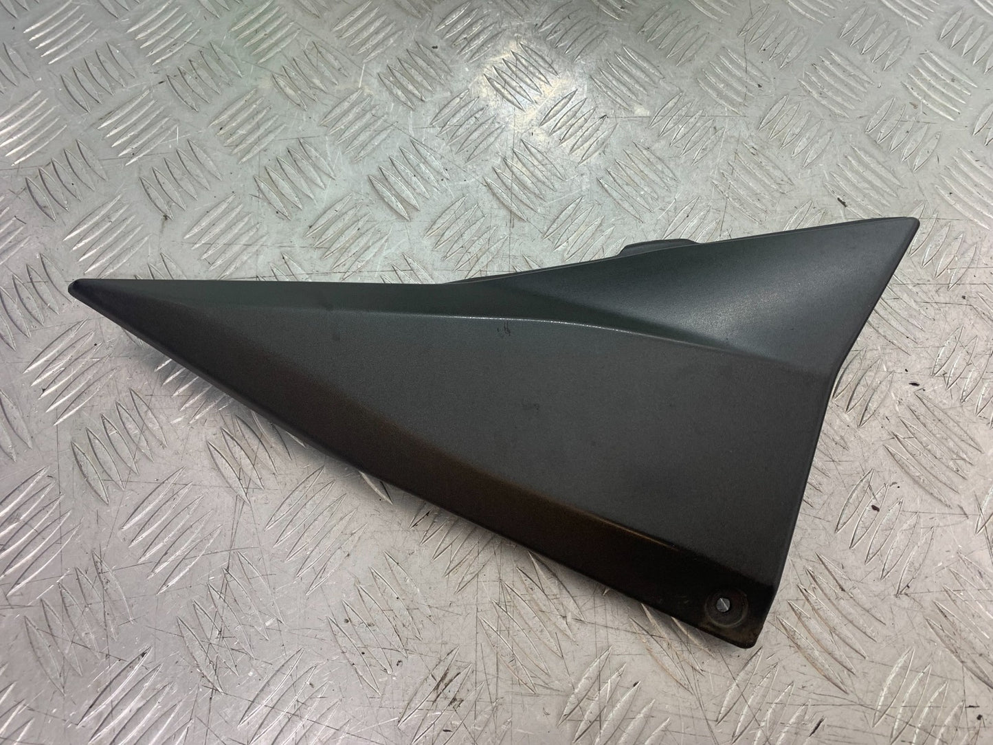 KAWASAKI Z750 Z 750 RIGHT SEAT PANEL  YEAR 2004-2006  (CMB1234)