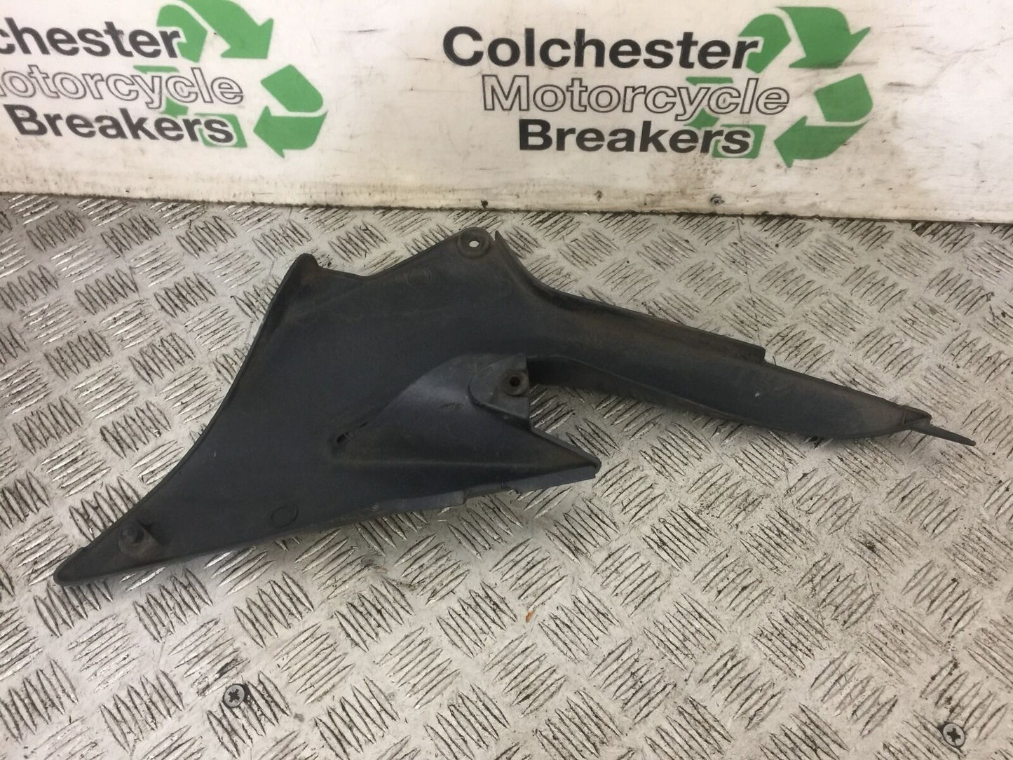 KAWASAKI Z750 ZR750 ZR-7S LEFT SEAT PANEL  YEAR 1999-05 (STOCK 707)