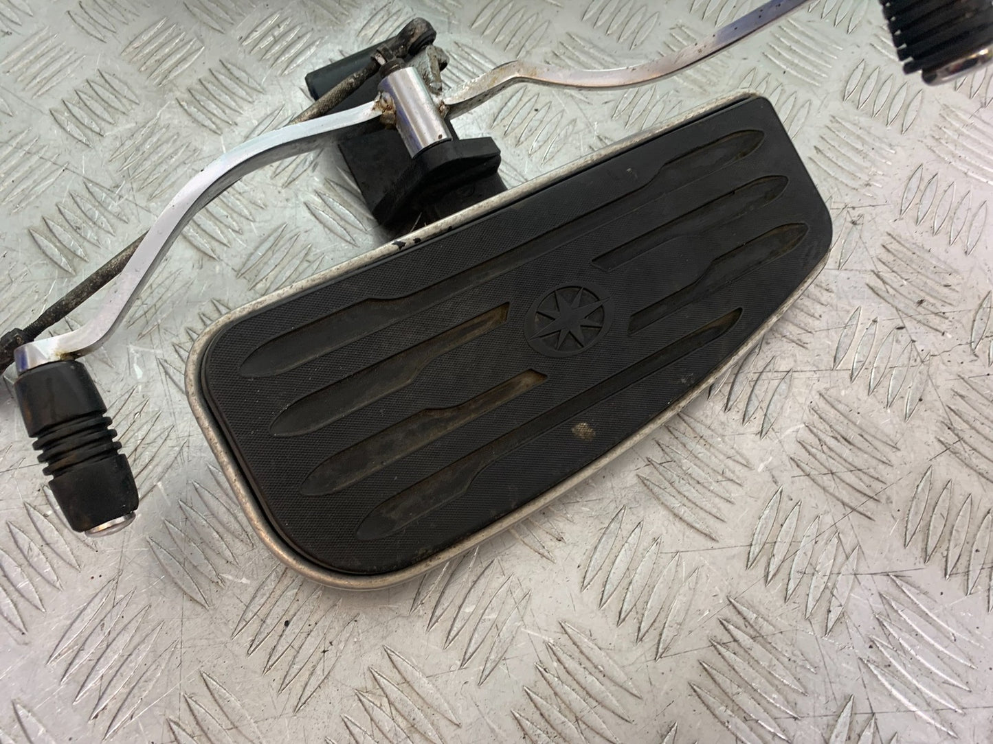 YAMAHA XVS 1300 MIDNIGHT STAR LEFT FOOTBOARD   YEAR 2007-16 (CMB1200)